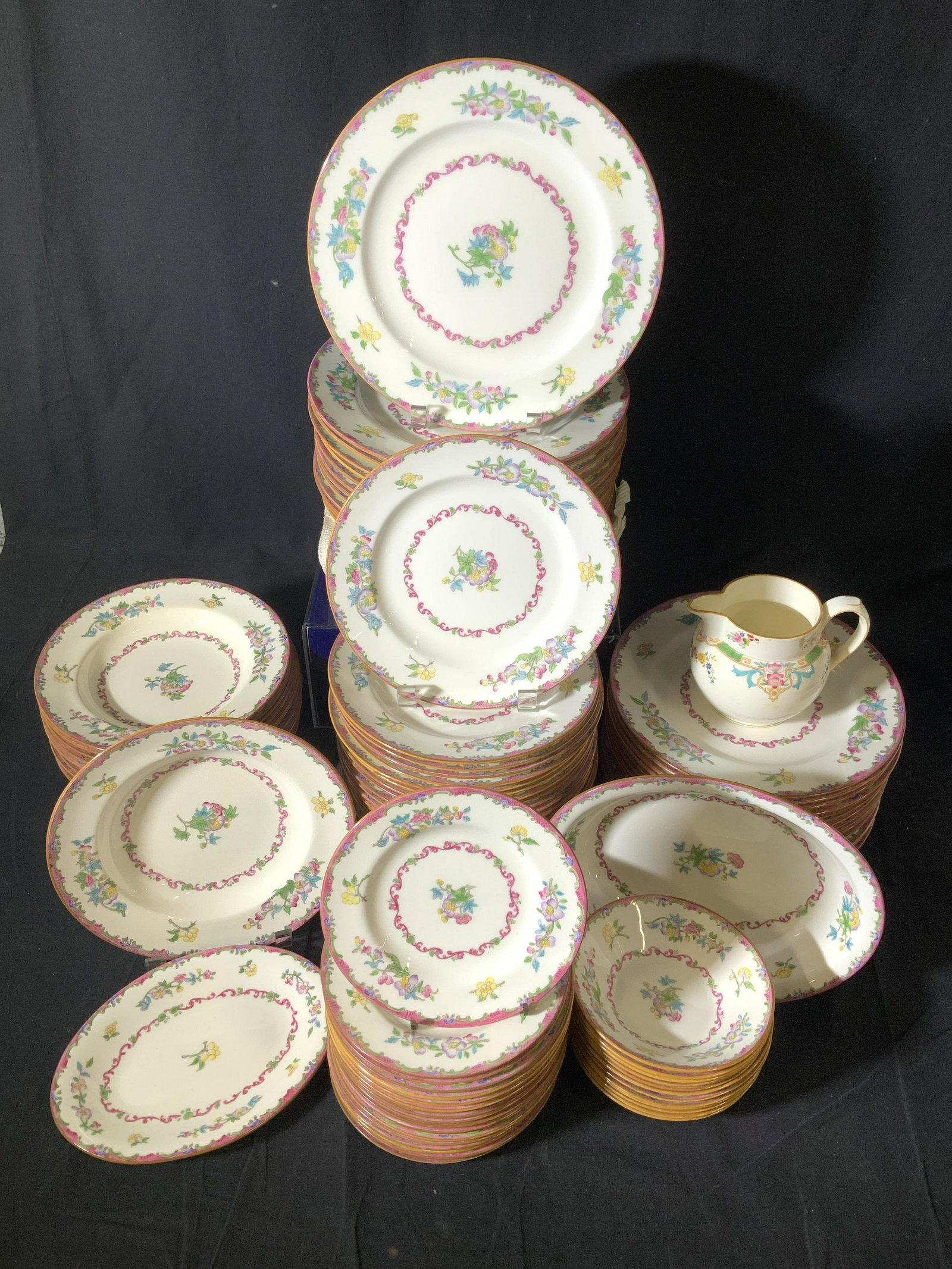 96pcs ANTIQUE MINTONS ENGLAND CHINAWARE Set: Luxury chinaware Mintons England Ro.No. 654443 Nathan Dobrann Co. San Francisco CALIFORNIA , signed and numbered B925 , some pieces with impressed hallmark, antique set c. 1918 Minton Rose pattern in 