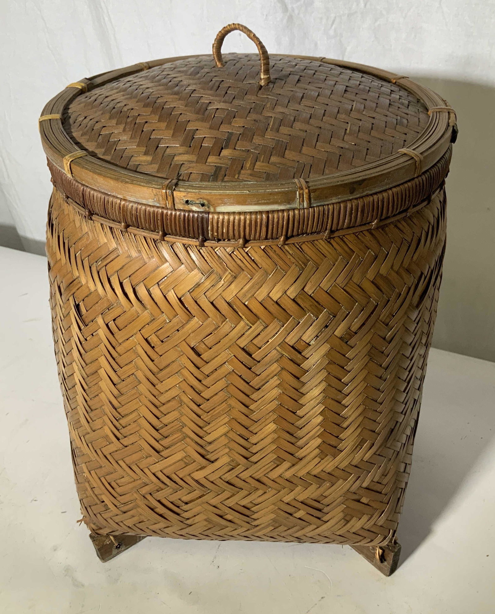 Woven Rattan Footed Basket with Lid (1 of 6)