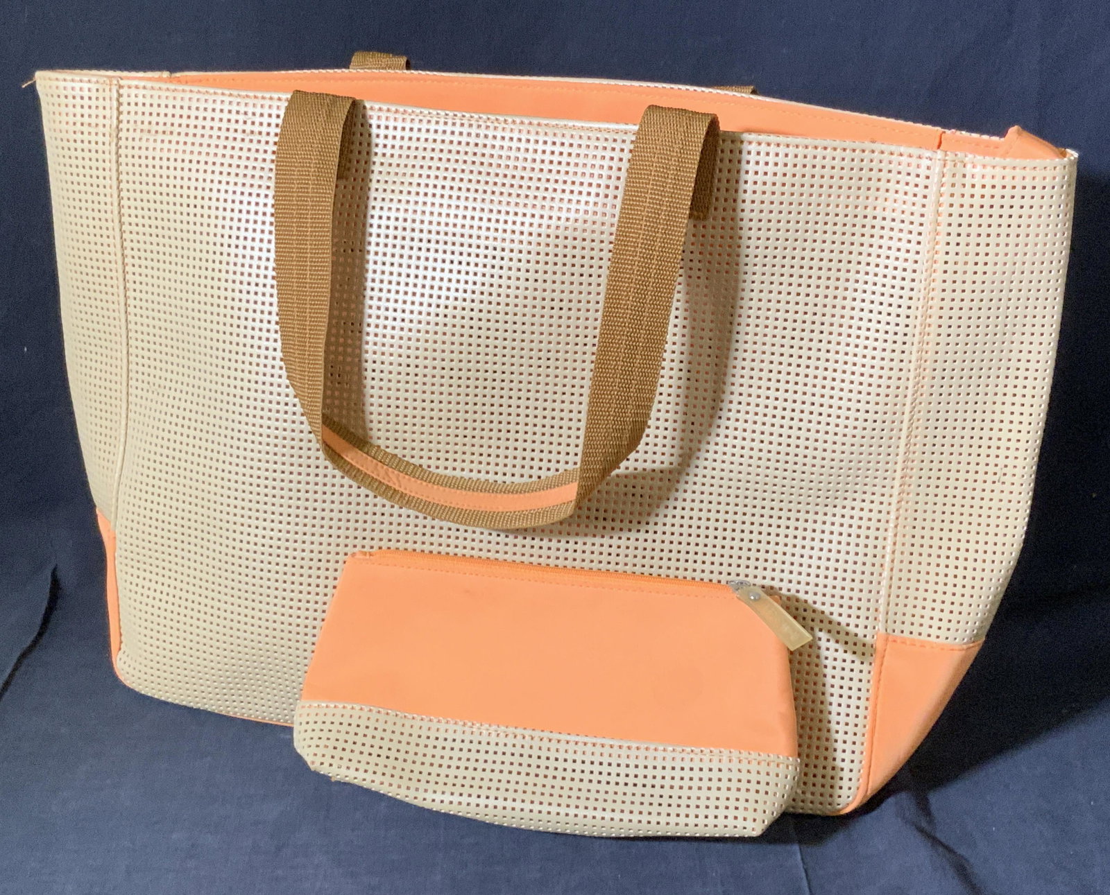 ESTÉE LAUDER Perforated Tote Bag W/ Cosmetic Bag (1 of 10)