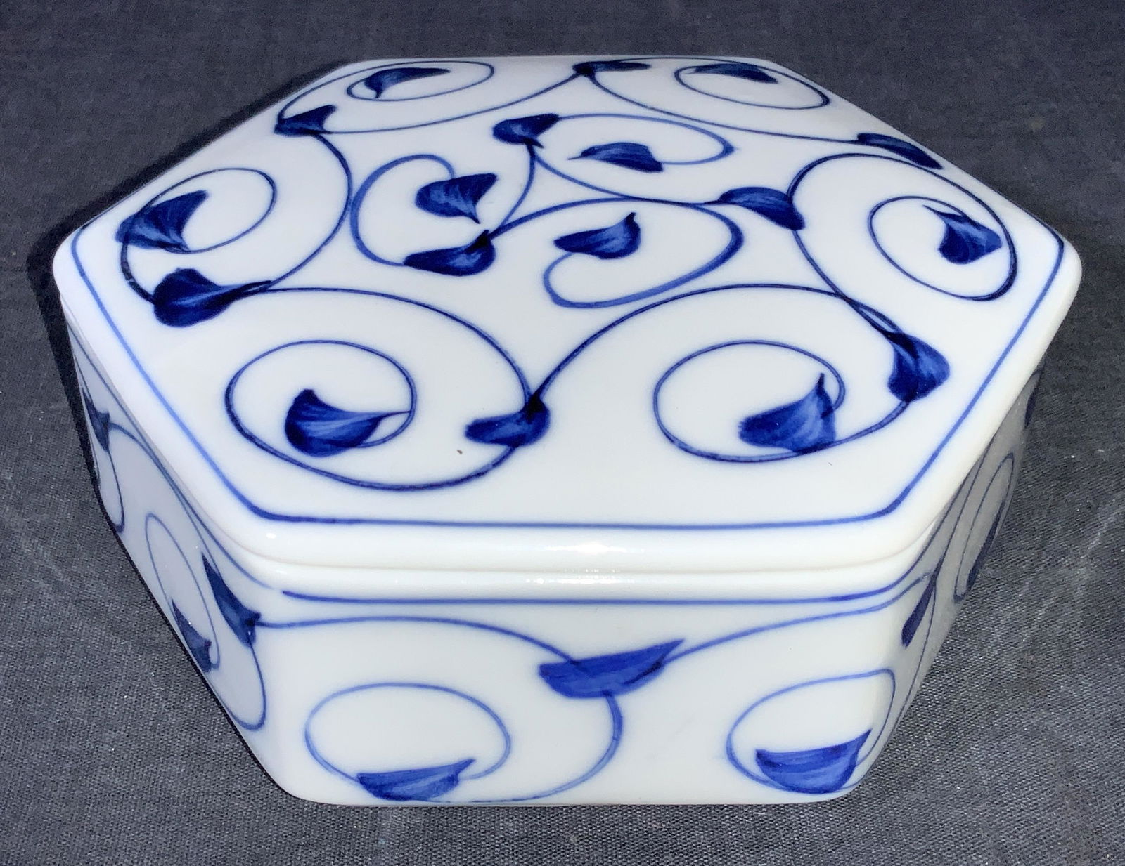 TIFFANY & Co. Porcelain Hexagonal Keepsake Box (1 of 9)