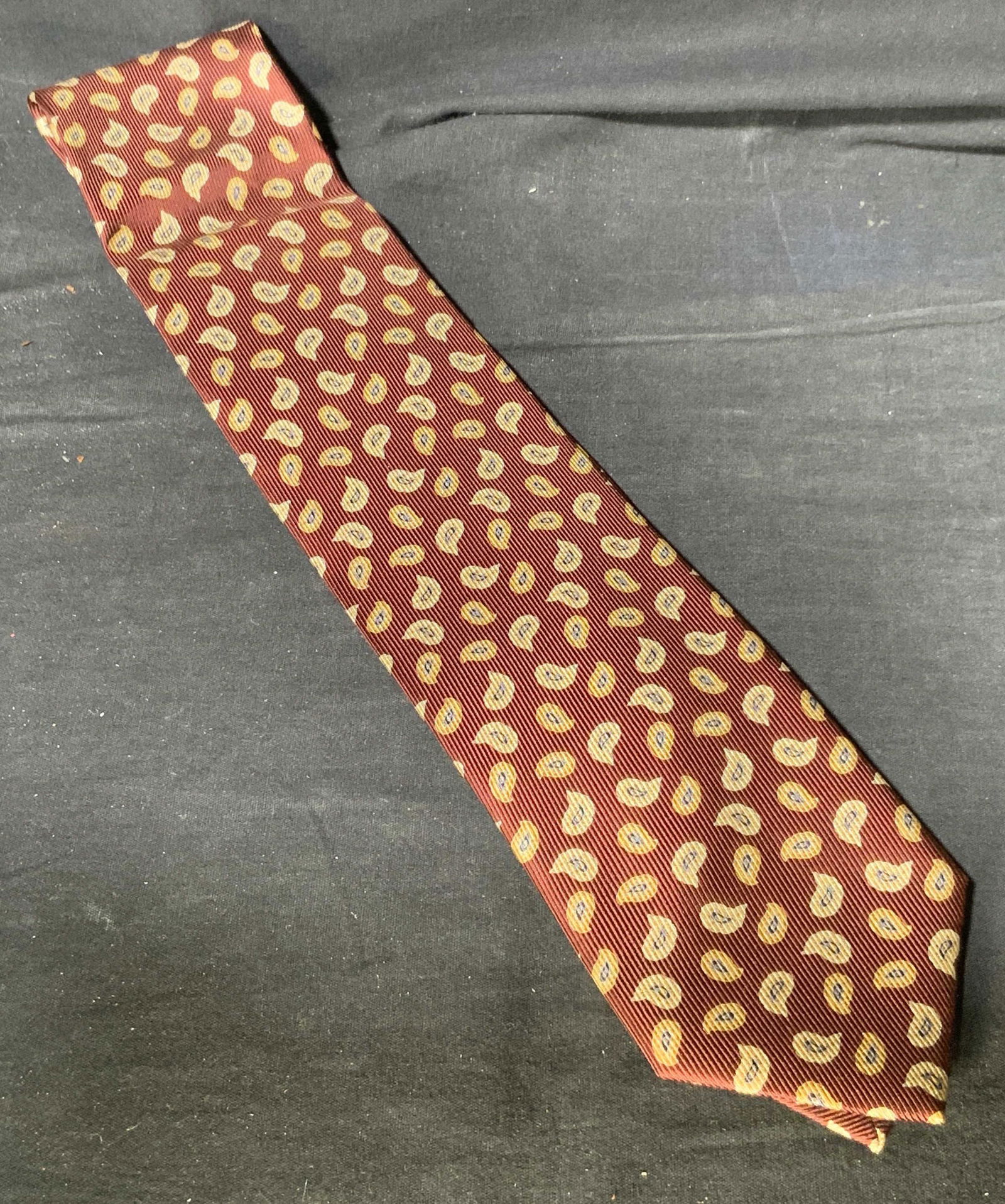 Vintage BRIONI Silk Neck Tie w Paisley Pattern: Vintage BRIONI Silk Neck Tie w Paisley Pattern, tag reads BRIONI measures 62 1/2 x 3 1/2 inches. Ties, mens ties, silk ties, decorative ties, illustrated ties, silk wearables, vintage ties, vintage me