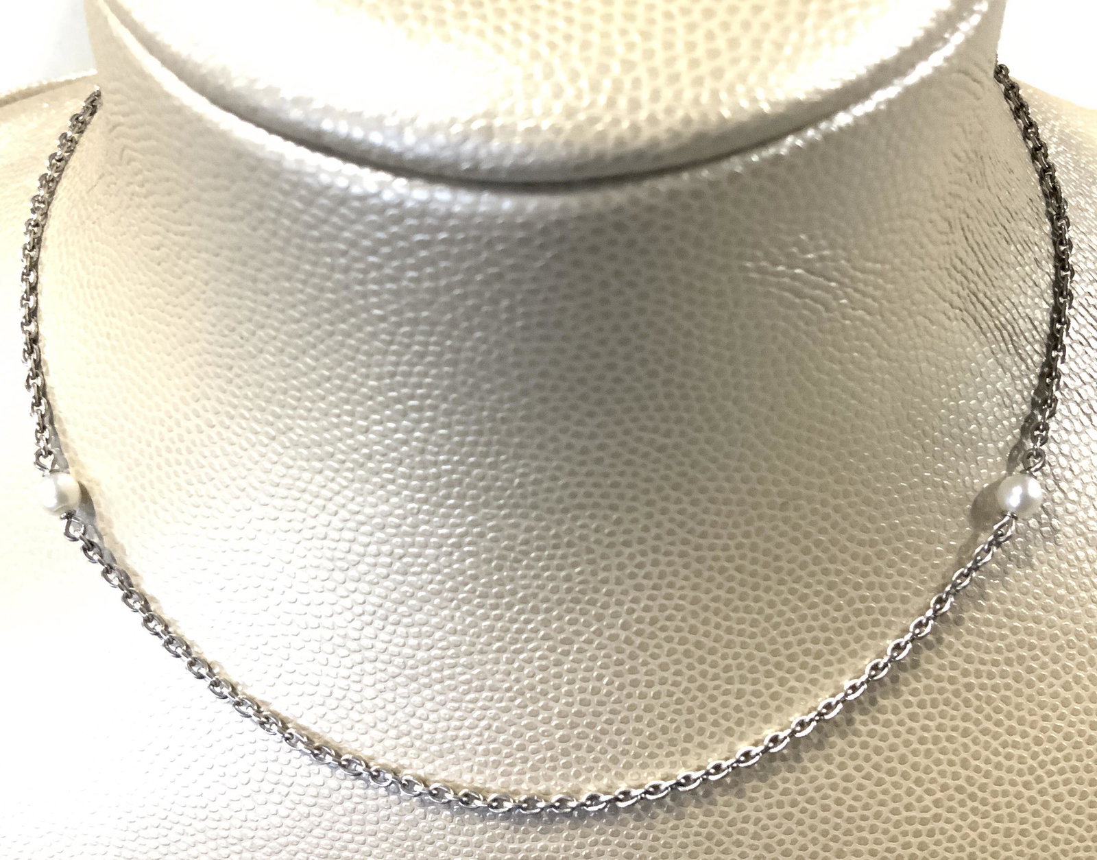 14 K Wht Gold Choker Chain with Pearls: 13 in. cable chain choker necklace, hallmarked 14 K on c spring clasp. 2 seed pearls flank each side. 4.4 dwt Property of Trump Tower Manhattan NY estate 14 K white gold chain, choker necklace, luxury