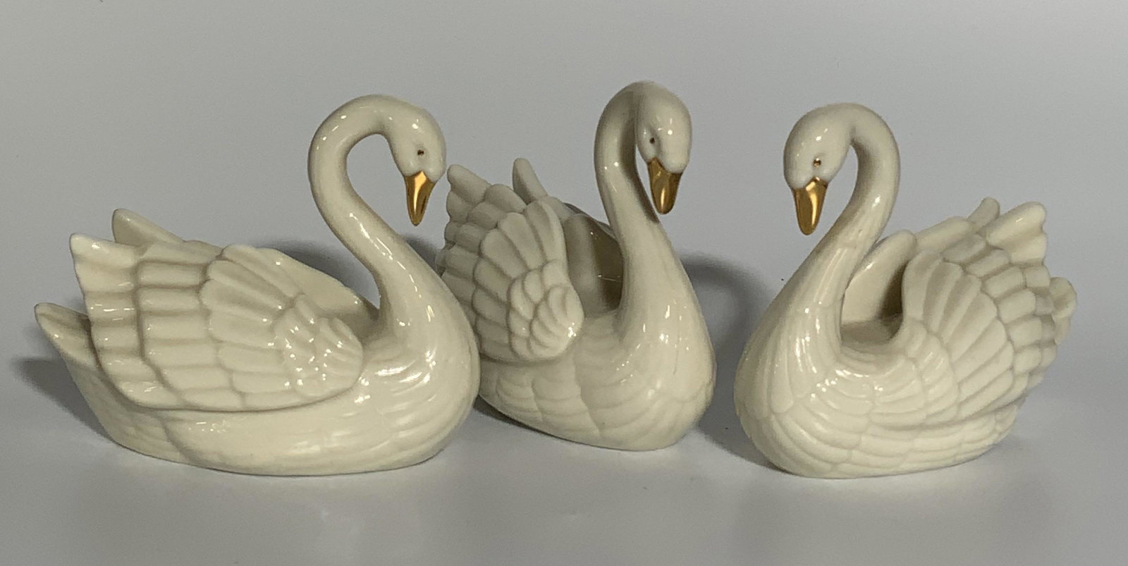 Vintage lot 3 LENOX Porcelain Swans: Vintage lot 3 LENOX Porcelain Swans, underside reads LENOX MADE IN CHINA, each swan measures 3 inches long x 1 5/8 inches wide x 2 1/4 inches tall. Property of Manhattan, NY Estate. Art, antique, anti