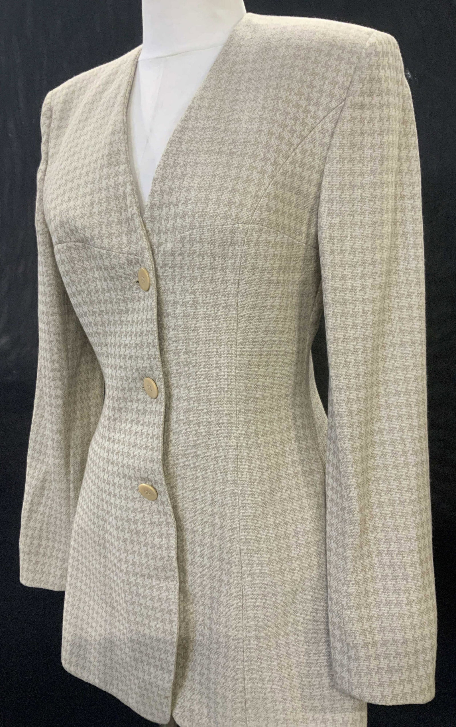 GIORGIO ARMANI WOOL Blazer, Italy: Classic Armani blazer with muted hounds tooth pattern, fitted at waist with slight hip flare. V collar . Labeled designer, sewn in shoulder pads , waist app 30 in. 30 in.long. Italian size 40. Beige o