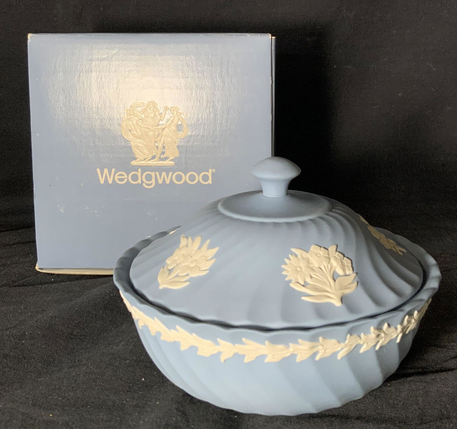 WEDGWOOD Jasperware Lidded Bowl (1 of 4)