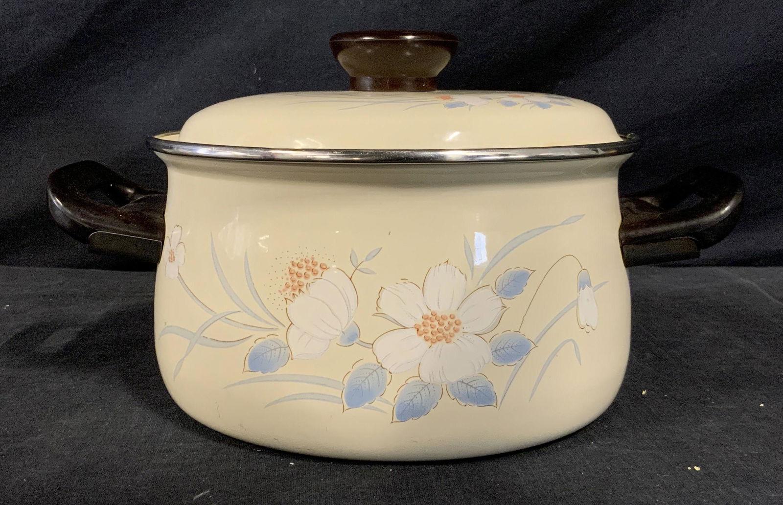 Vintage Hearthside Enamelware Pot, Taiwan (1 of 6)