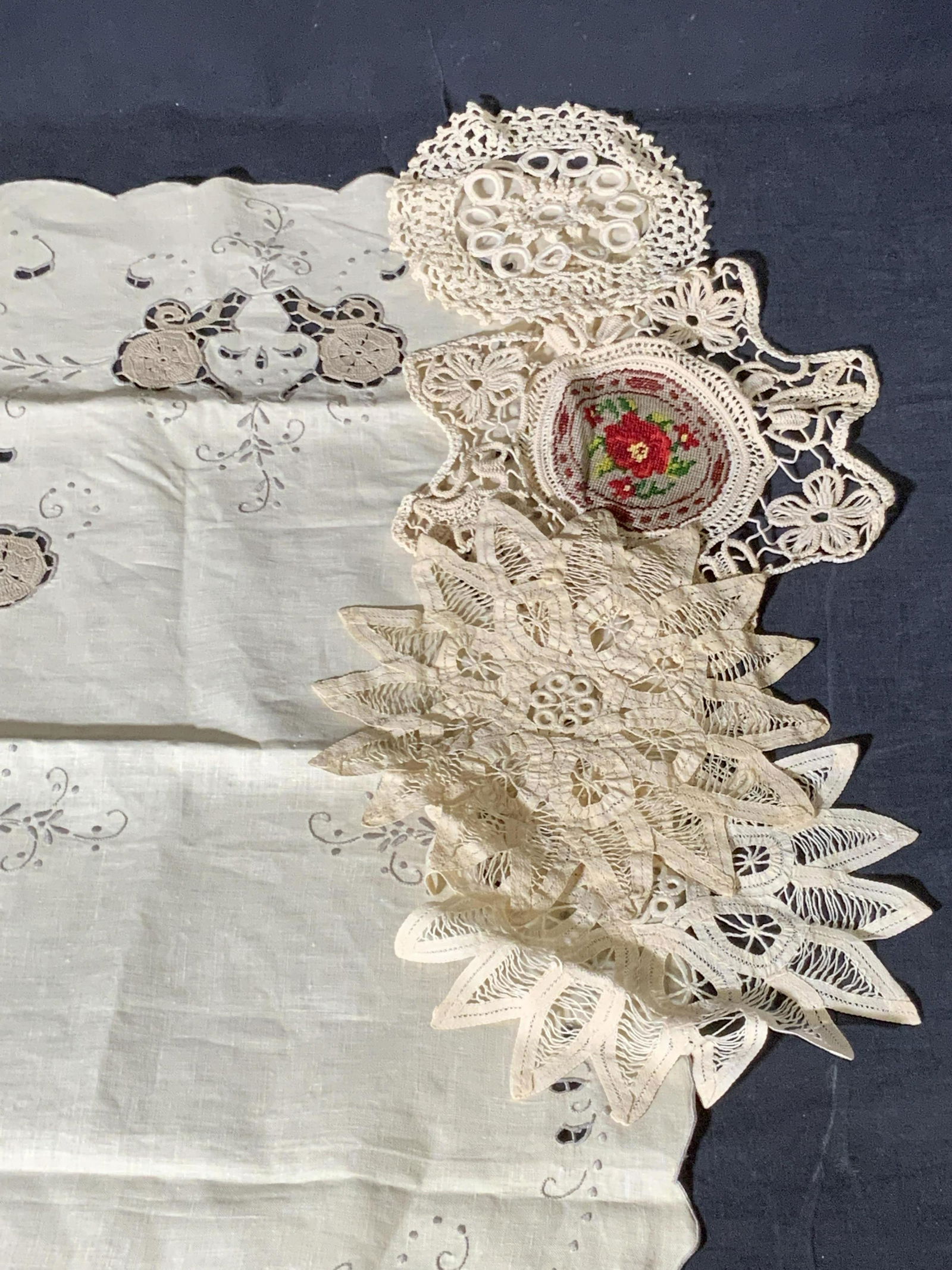 Lot 5 Vintage Table Linens, Table Runner & Doilies (1 of 11)