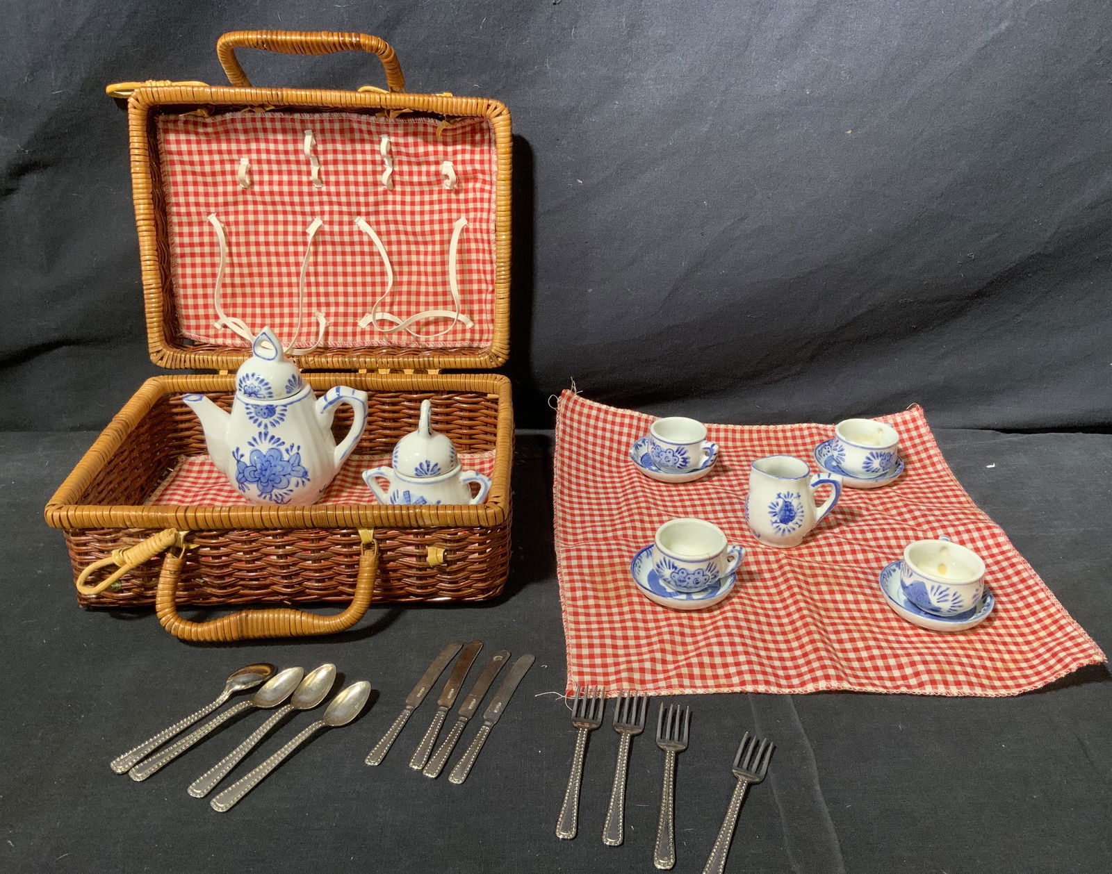 23 Pc Miniature Pic Nic Basket Set with Silverware (1 of 9)