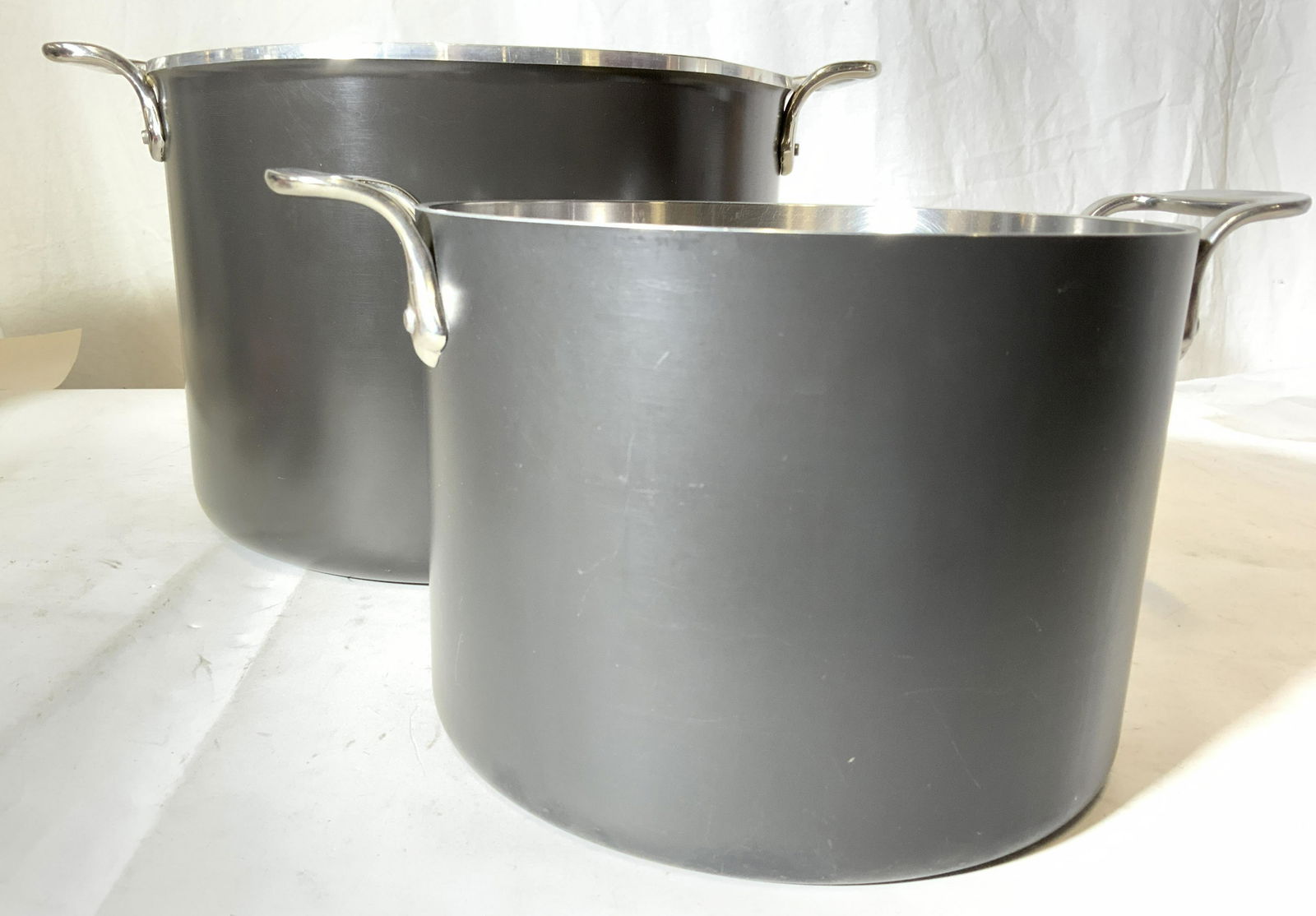 Lot 2 LTD Cooking Pots W Handles (1 of 7)