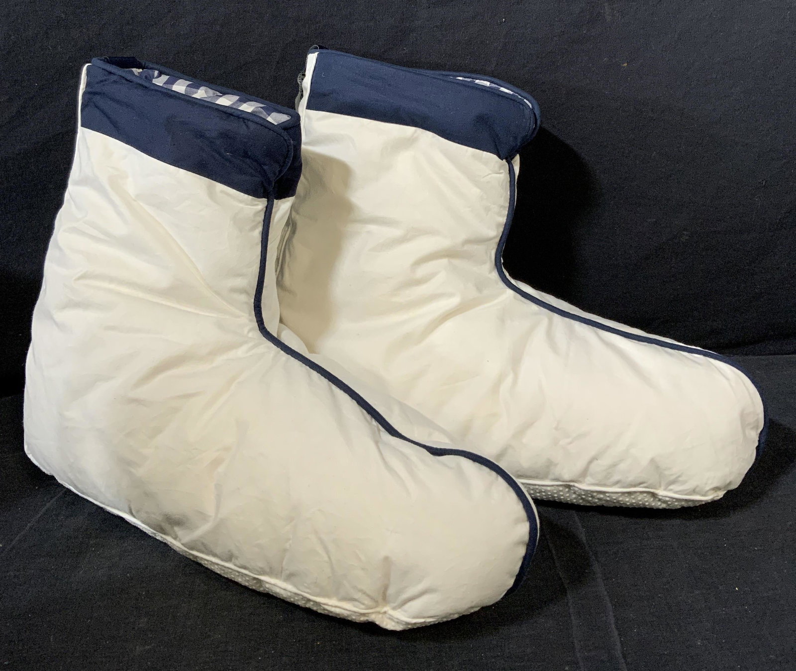 HÃ¤stens Down Boots White Exterior, Large: HÃ¤stens Down Boots White Exterior Large, 90% Goose Down and 10% Goose Feathers, 100% Organic Cotton, Satin Weave with HÃ¤stens detailing, White outer with blue and white check inner, Warm, cosy a