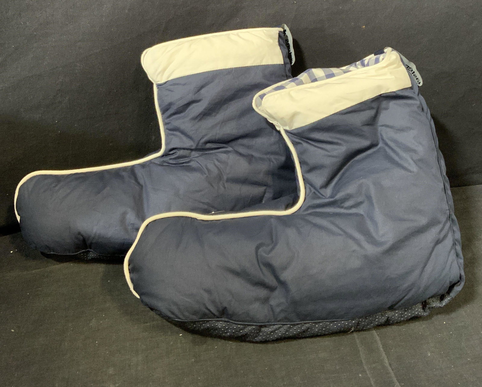 Blue Outer HÃ¤stens Down Boots, Large: HÃ¤stens Down Boots Large, 90% Goose Down and 10% Goose Feathers, 100% Organic Cotton, Satin Weave with Hastens detailing, Blue outer with blue and white check inner, Warm, cosy and breathable, Larg