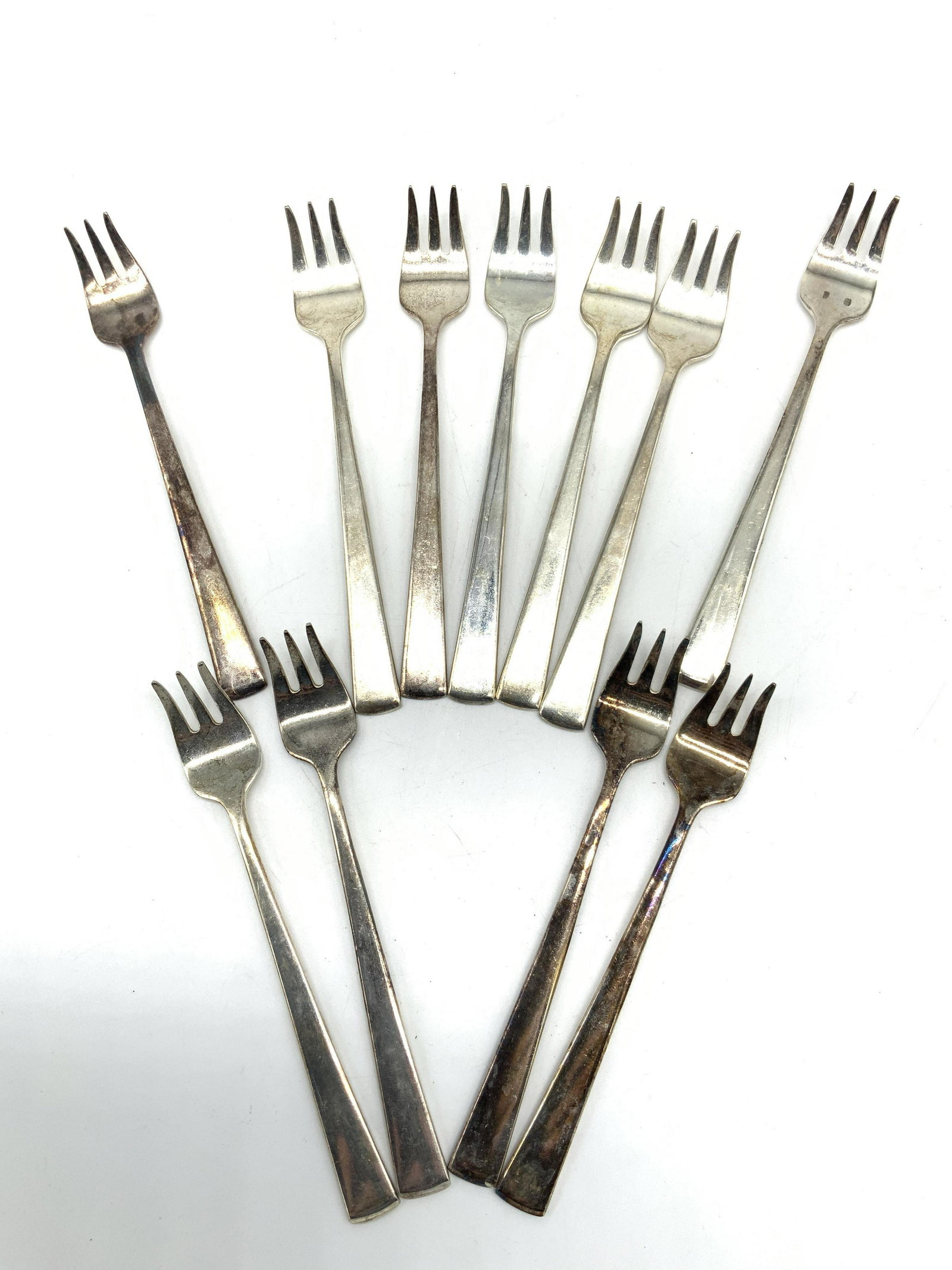 11 REED & BARTON Silver Plated Forks: 11 Reed & Barton silver plated 3 point forks. Marked Reed & Barton 18/10. On underside. Approximately 6 inches Long. Some wearing to plating. Reed & Barton silver plating, silver plating forks, Silver