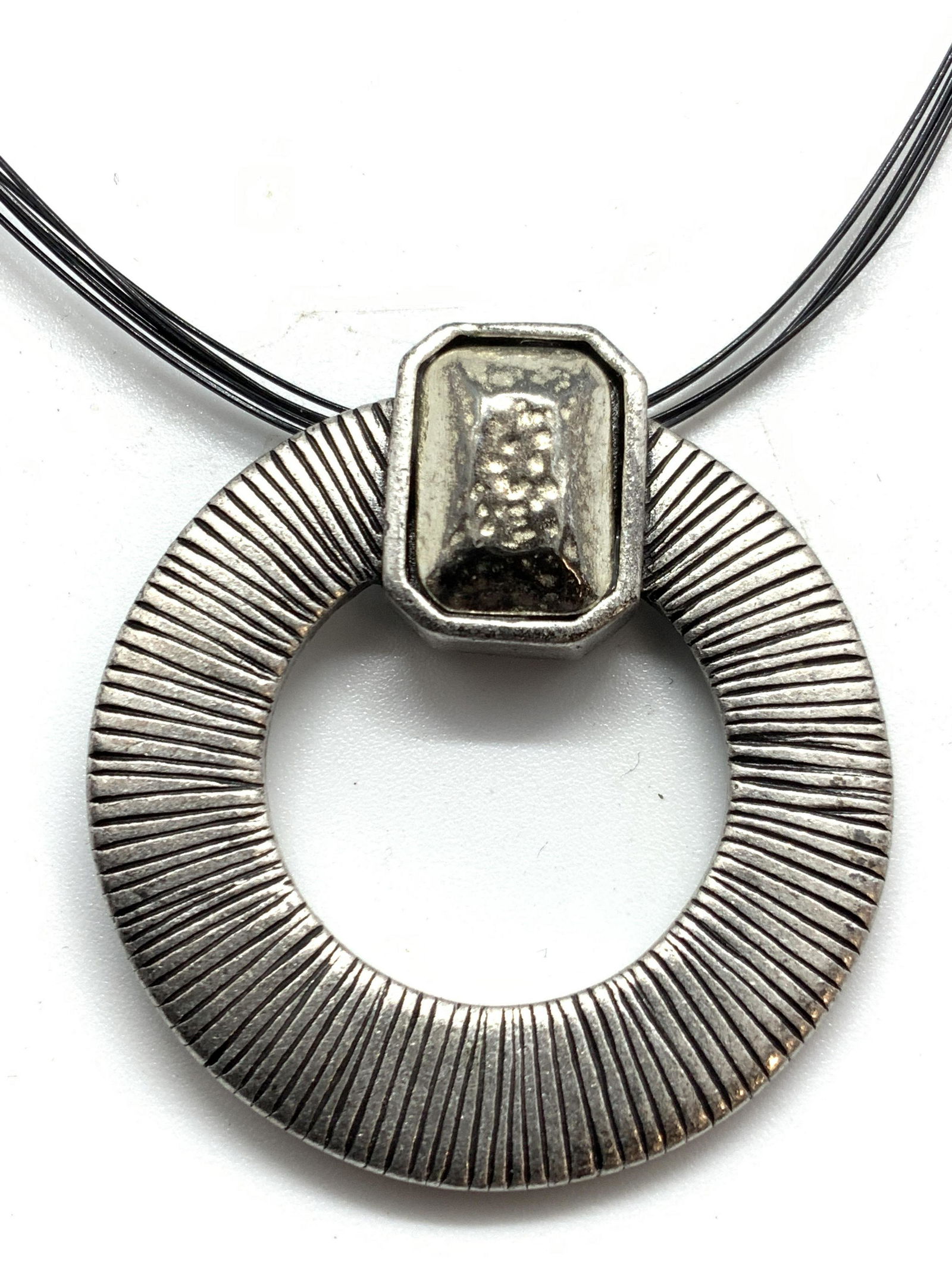 CHICOS White Etched Metal Circle Necklace (1 of 6)