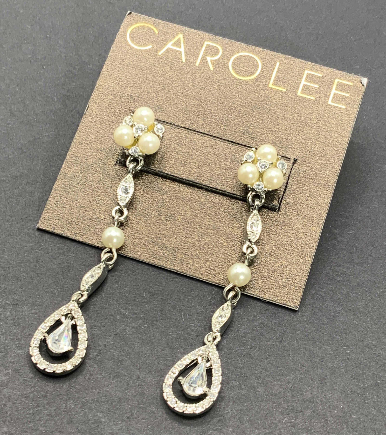CAROLEE NWT Pearlescent Crystal Dangle Earrings (1 of 10)