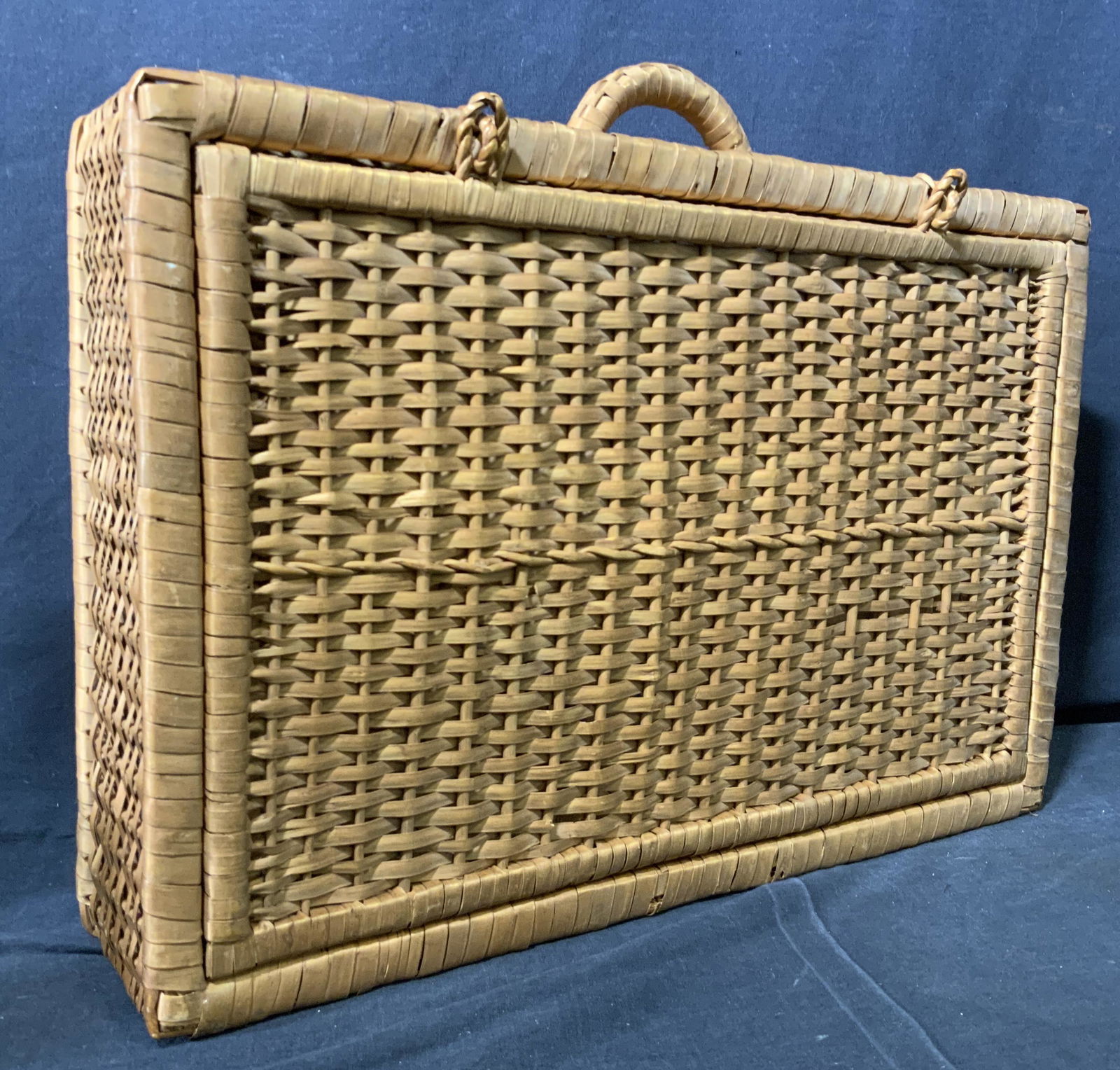 Large Woven Wicker Picnic Basket (1 of 8)