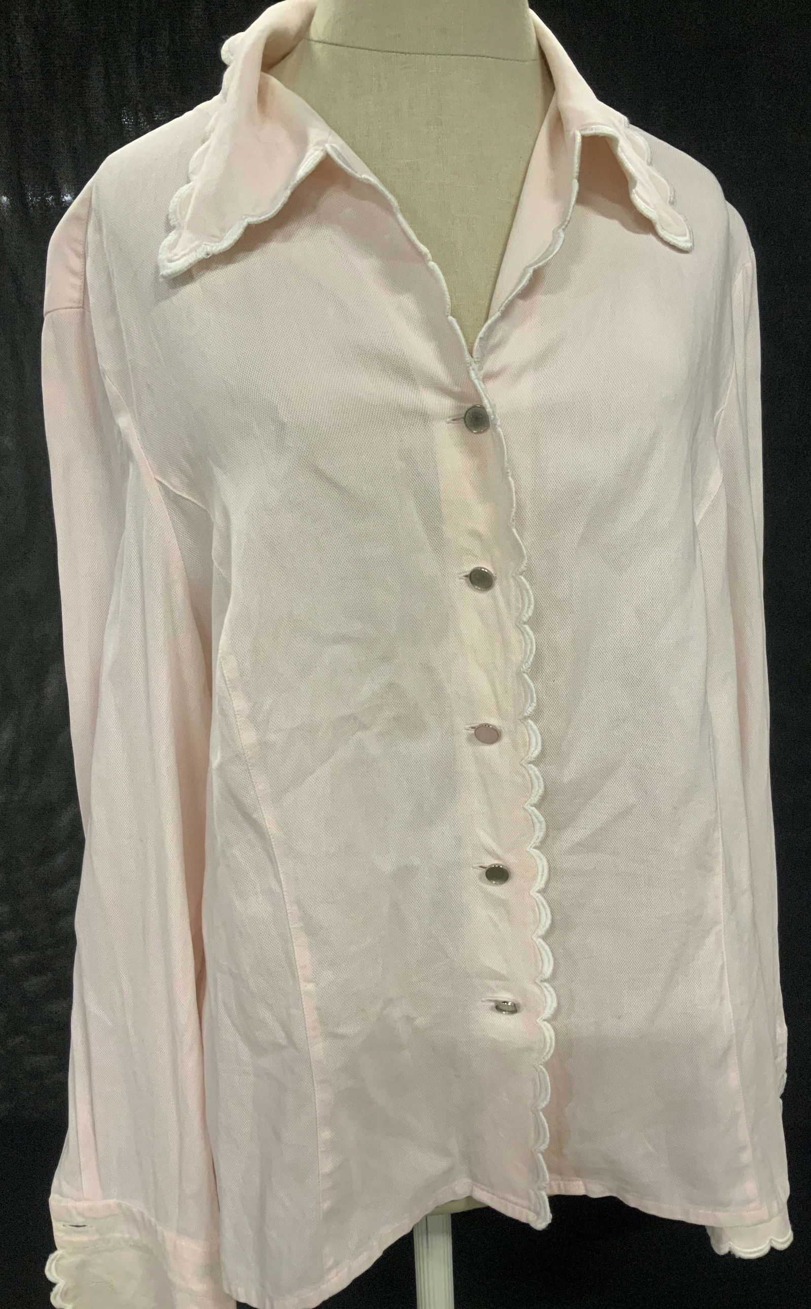 ESCADA Vtg pink Cotton Dressy Shirt, Italy: Vintage luxury Italian designer ESCADA button down shirt, scalloped embroidered hems, including flared cuffs. ladies Italian Size 44. Needs buttons replaced. Light blemishing consistent with use. Prop