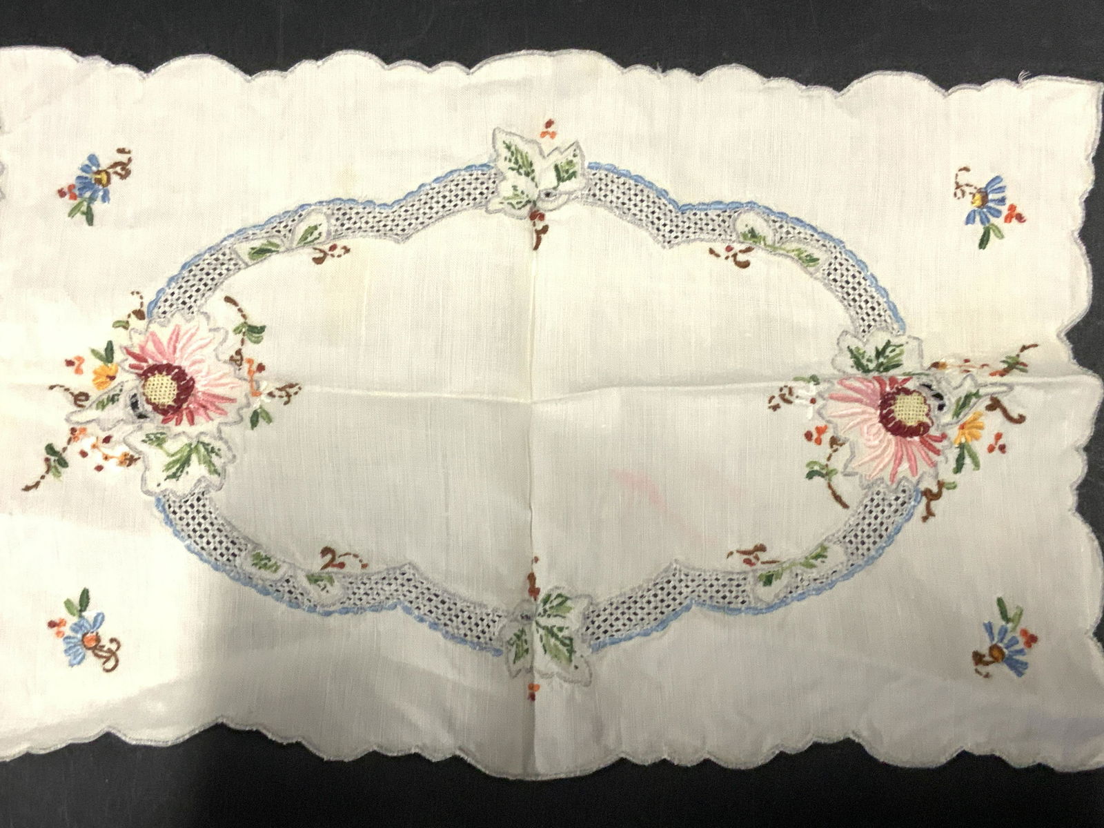 Set 9 Retro Embroidered Placemats and Table Runner (1 of 6)