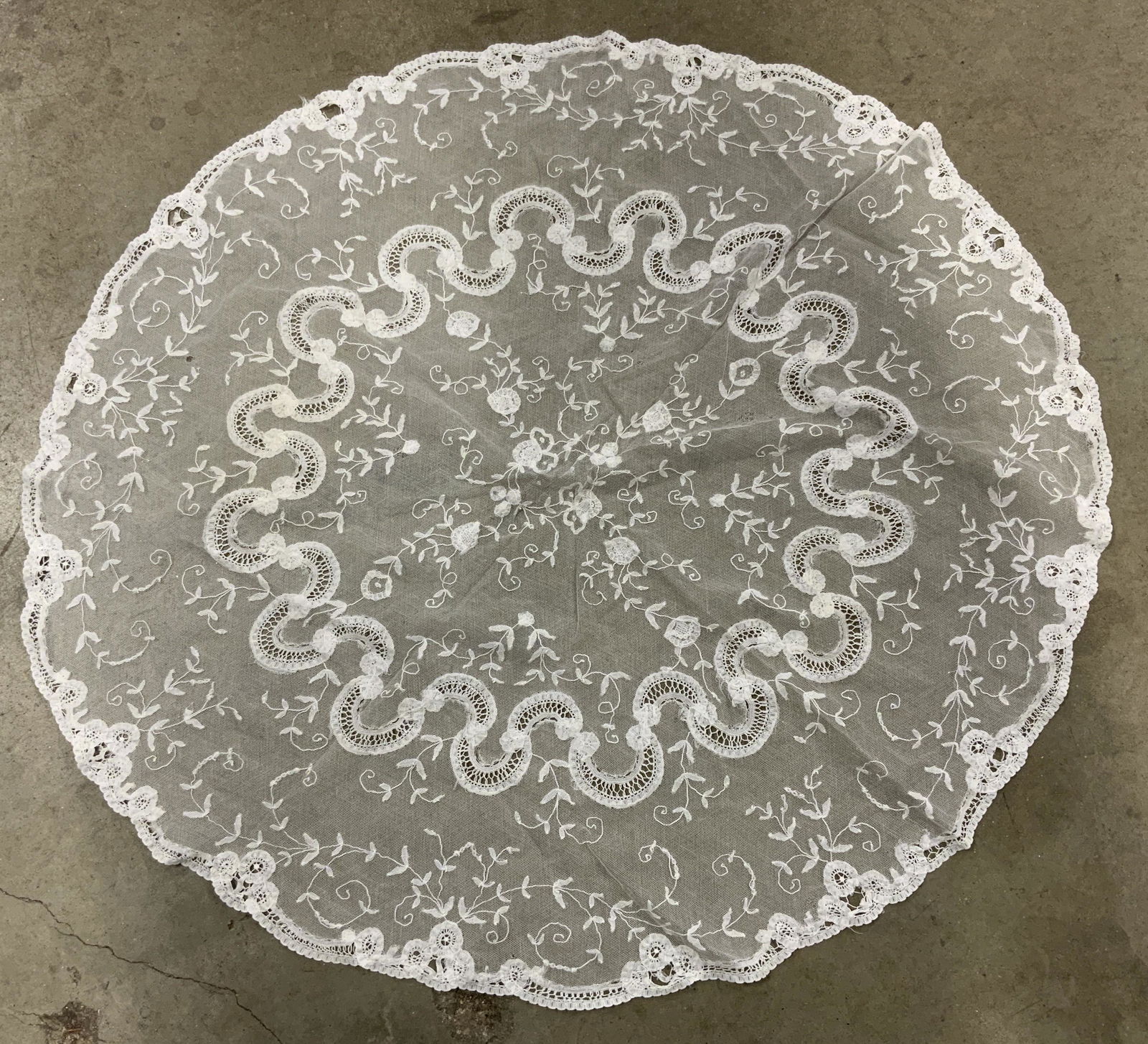 Group Lot 5 Tabletop Accessories (1 of 5)