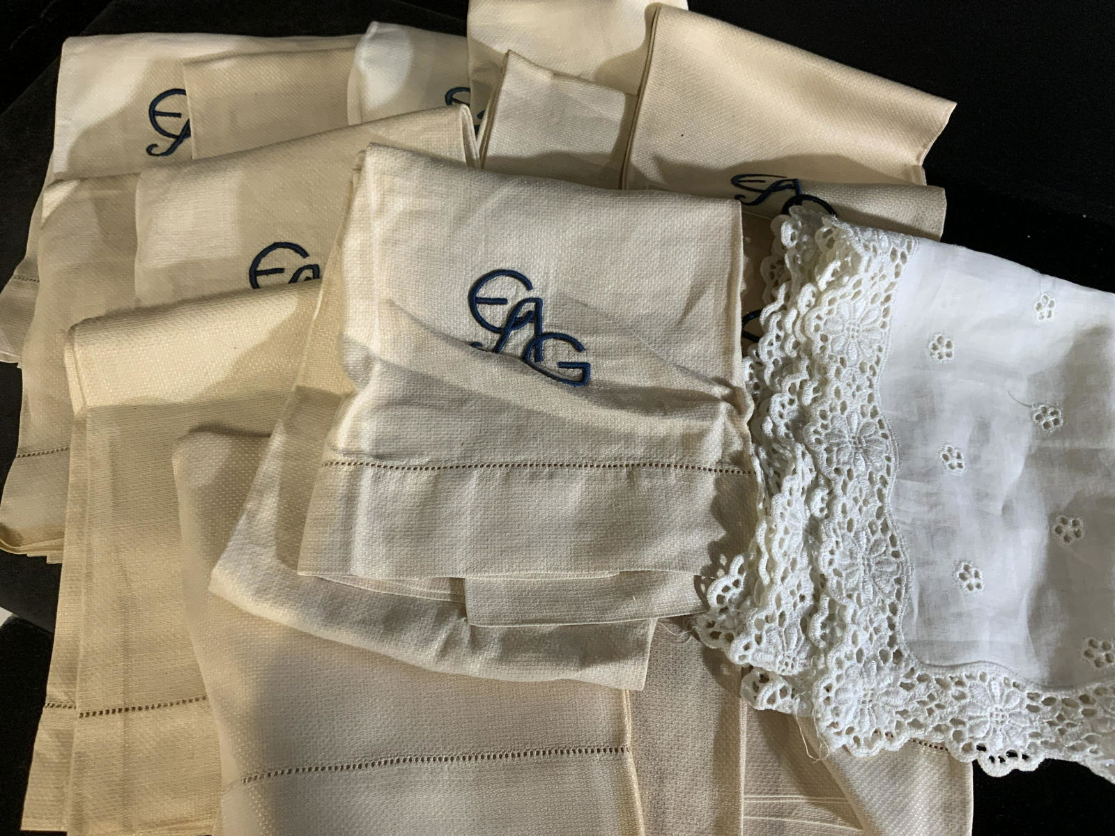 Group Lot 16 Tabletop Linens (1 of 5)