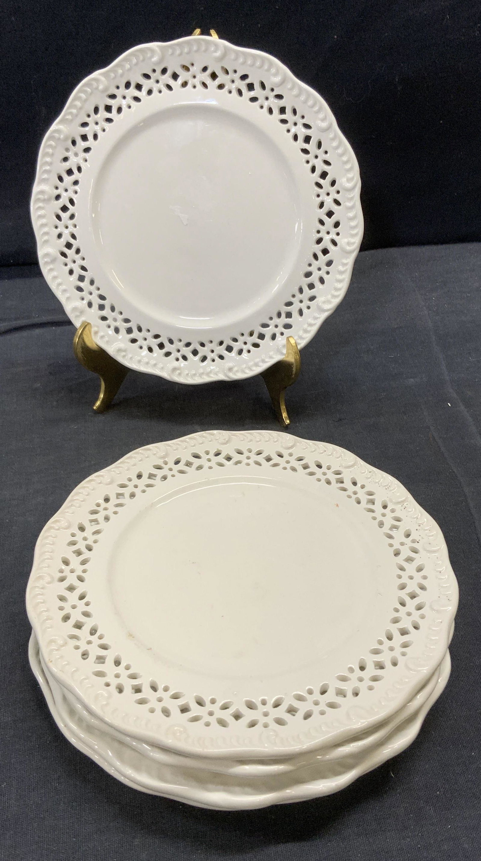 Lot 5 Articulated Plate 6 in: Lot 5 Articulated Dessert Plate, hallmarks to underside V, measures 6 inches in diameter. Plates, plate set, china plates, articulated plates, desert plates, China plates, China plate set, 5