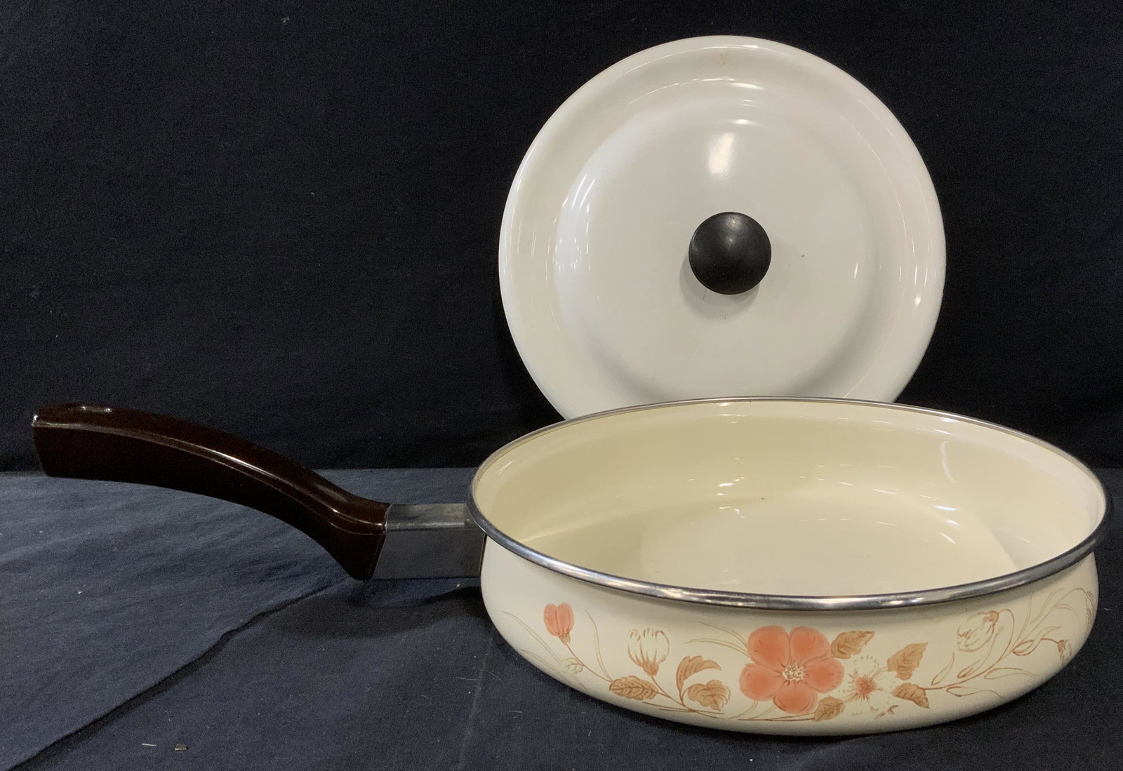 WATERCOLORS Porcelain On Steel Pan w Lid: WATERCOLORS Porcelain On Steel Pan w Lid, underside reads WATERCOLORS PORCELAIN ON STEELâ€¦ MADE IN TAIWAN, has floral decor on exterior, measures 10 inches in diameter x 2 1/4 inches tall, with 7