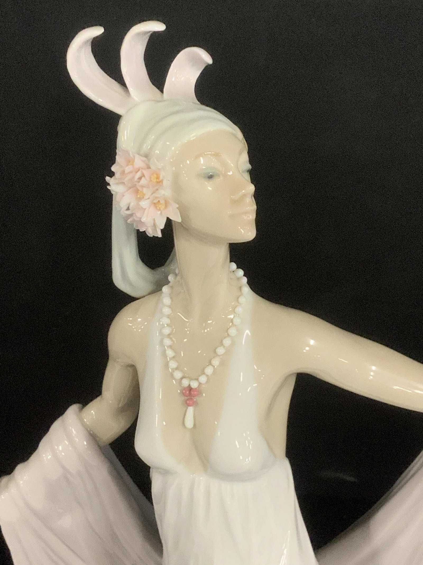 LLADRO GRAND DAME PORCELAIN Deco Figural 1568: Luxury Spanish porcelain figural, Art Deco Lady wearing plunging necklace dressed with pearls and coiffed early 19th Century Art Deco hat. Porcelain flowers in relief accent the hat and her shawl. Hal