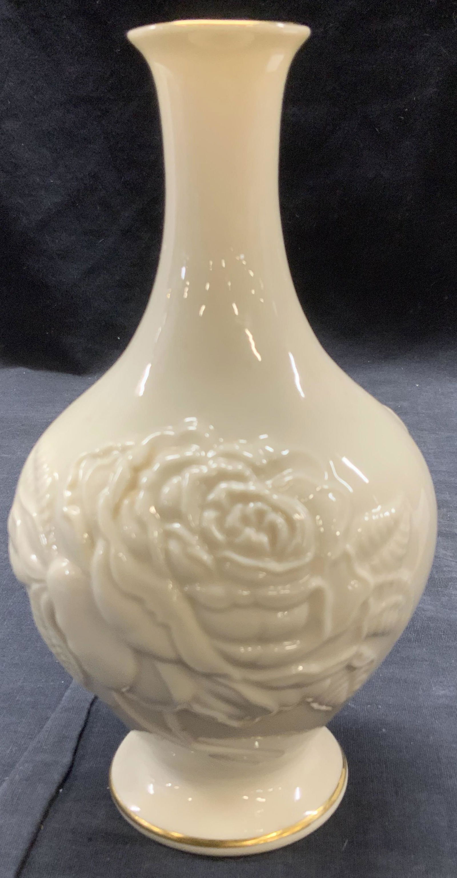 LENOX Porcelain Vase with Rose in relief (1 of 5)