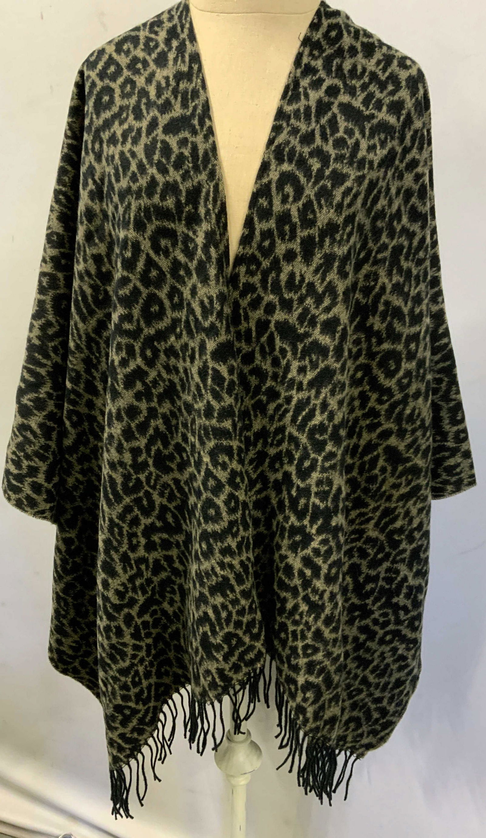 ACCESSORY STREET Leopard Print Fringed Shawl (1 of 5)