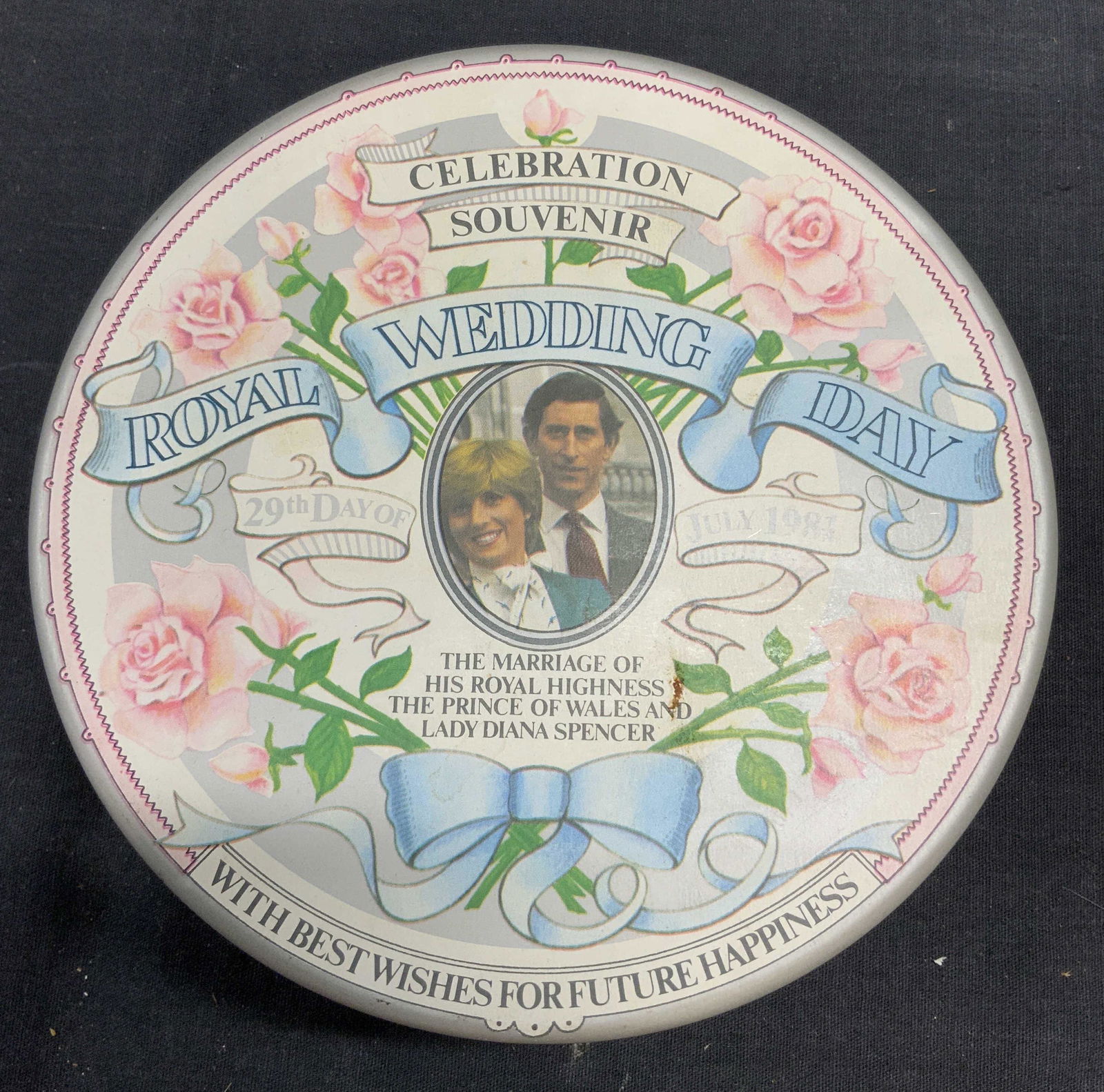 Toffee Selection Tin Box Lady Di & Prince Charles: Toffee Selection Tin Box of Lady Di & Prince Charles, measures 6 inches wide x 2 1/2 inches tall. Vintage, vintage tin box, collectibles, lady Diana, lady Diana wedding, lady Diana and Prince Charles,