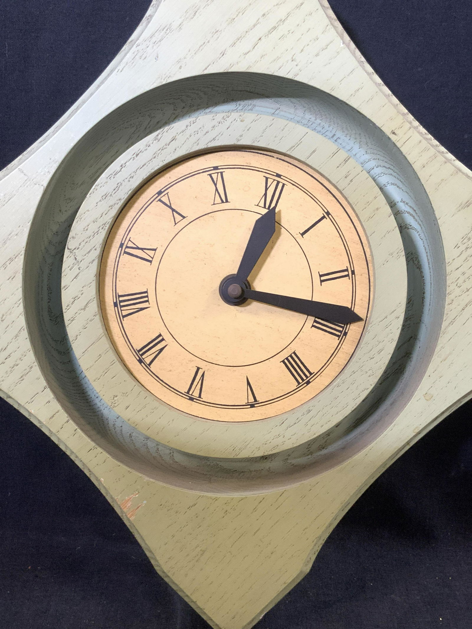 BEY COR CREATIONS Painted Oak Battery clock (1 of 7)