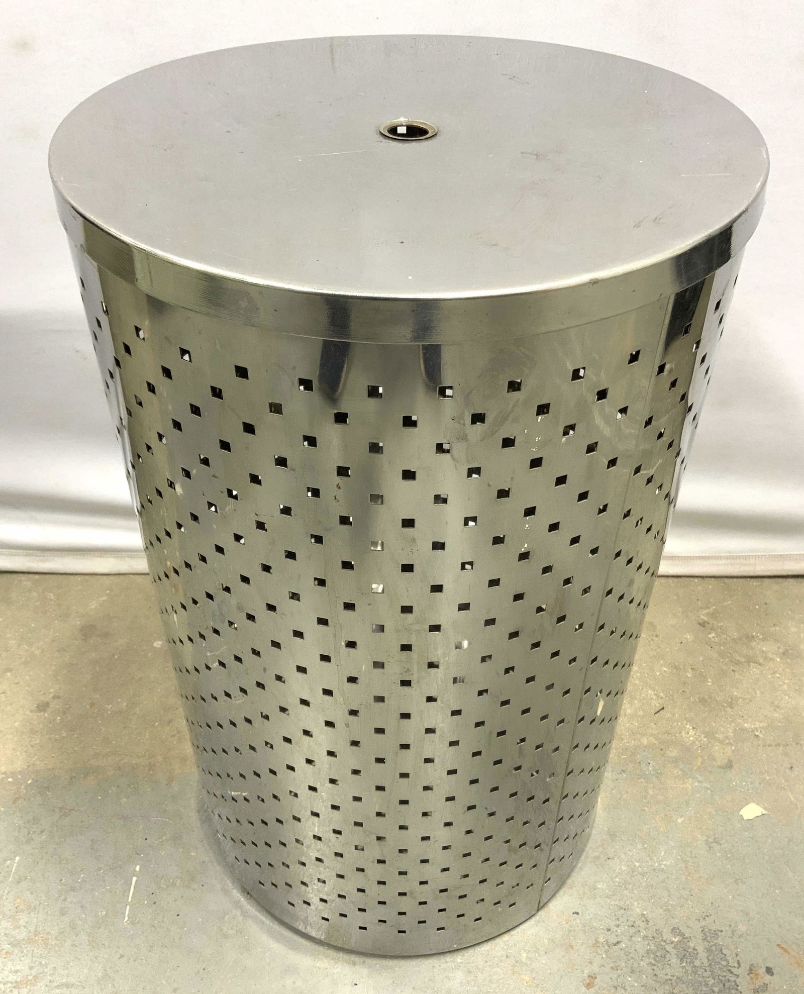 Cylindrical Metal Laundry Basket W Lid (1 of 8)