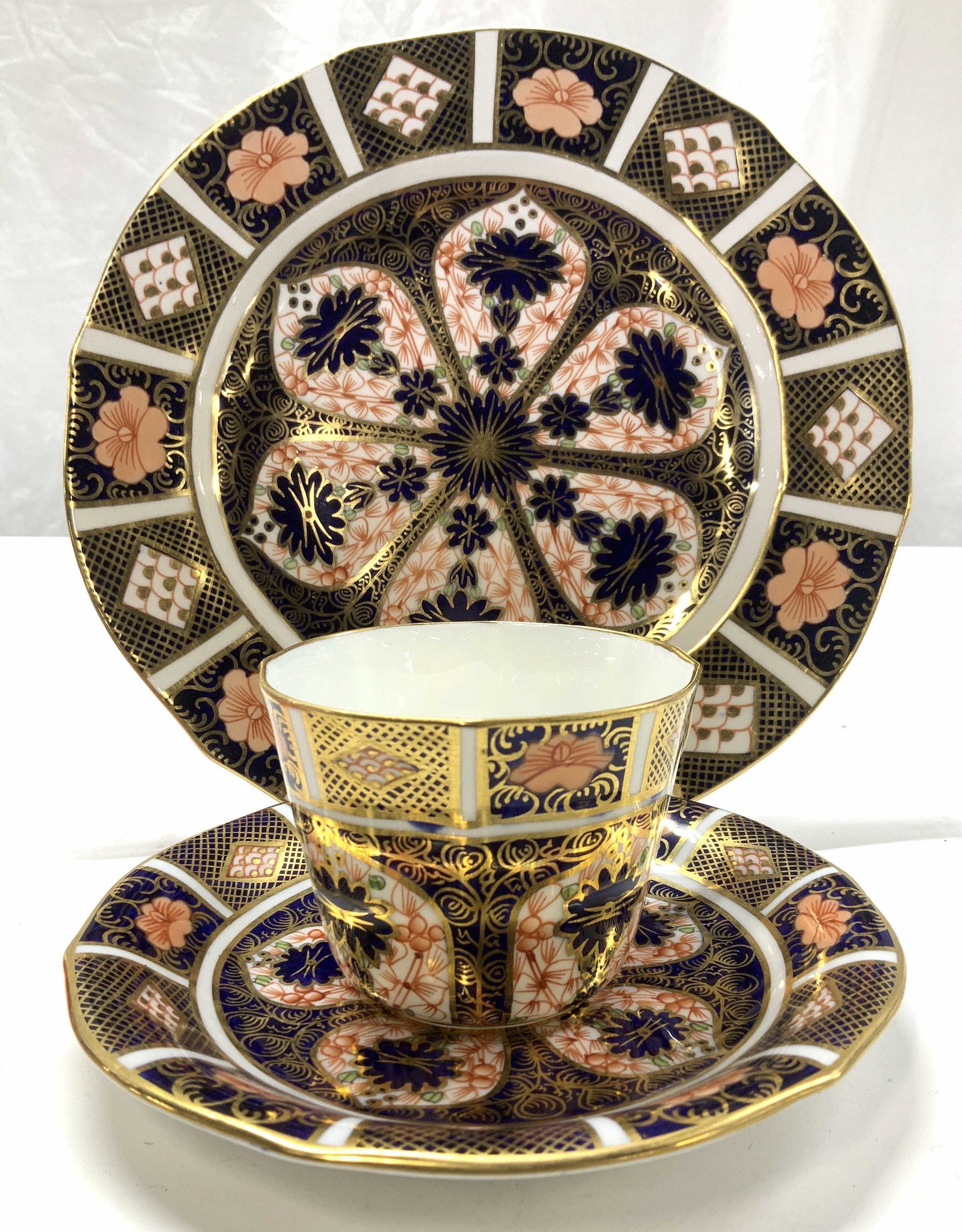 Royal Crown Derby Gilt Chinaware Set 6: Fine Bone English China marked Royal Crown Derby & Made in England. Impressed pottery marks read Derby and X1 - 810 Heavily gilt chinaware with orange and cobalt blue on white porcelain. Imari Style ,