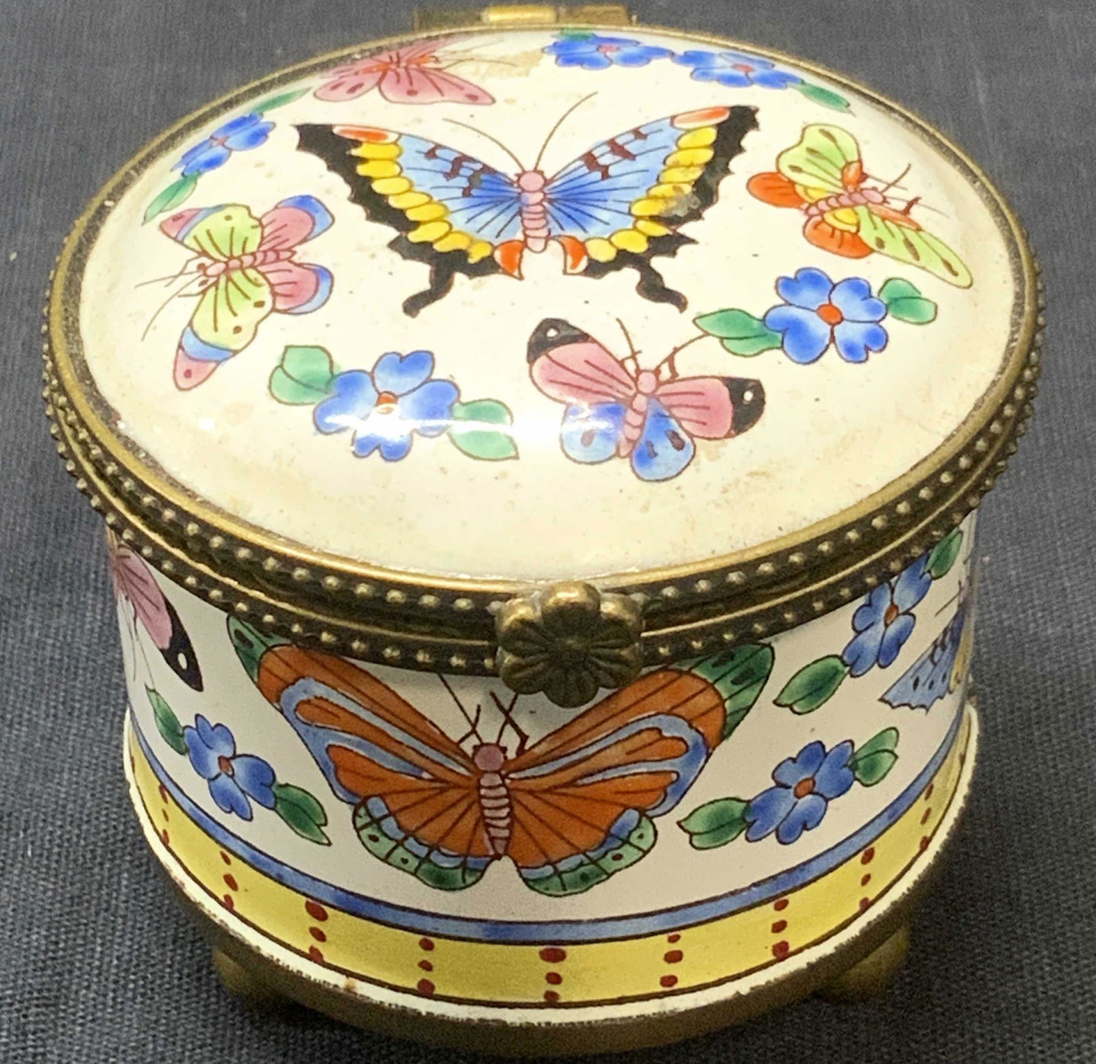 KELVIN CHEN Butterfly Keepsake Pill Box: KELVIN CHEN Butterfly Keepsake Trinket Vessel, Hand painted exterior butterfly motif, interior is robins egg blue, gilt detail, hinged lid, Vessel perched on three legs. Measures approx 2H in. Verso r