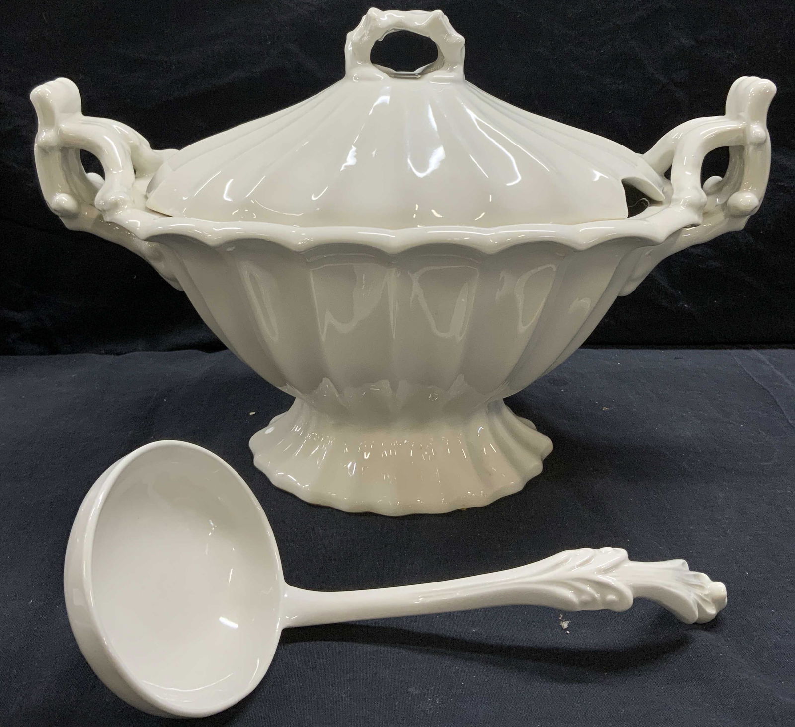 RED CLIFF IRONSTONE Footed Soup Tureen with Ladle (1 of 16)