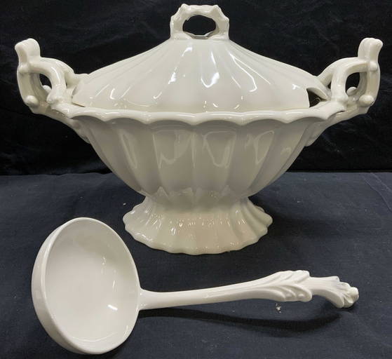 RED CLIFF IRONSTONE Footed Soup Tureen with Ladle May 18, 2022 The