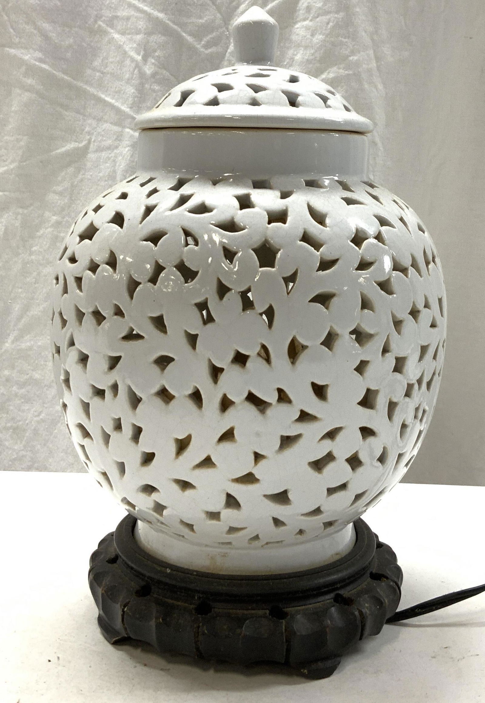 White Ceramic Lattice Ginger Jar Table Lamp (1 of 5)