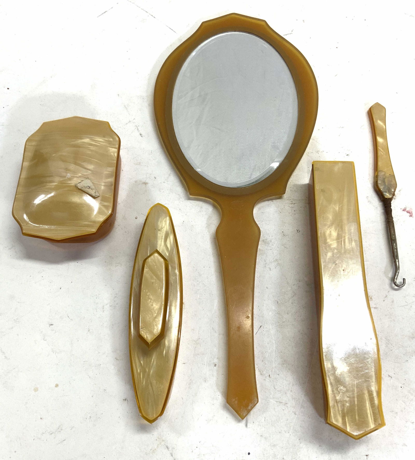 Lot 5 Assorted Bakelite Grooming Accessories (1 of 7)