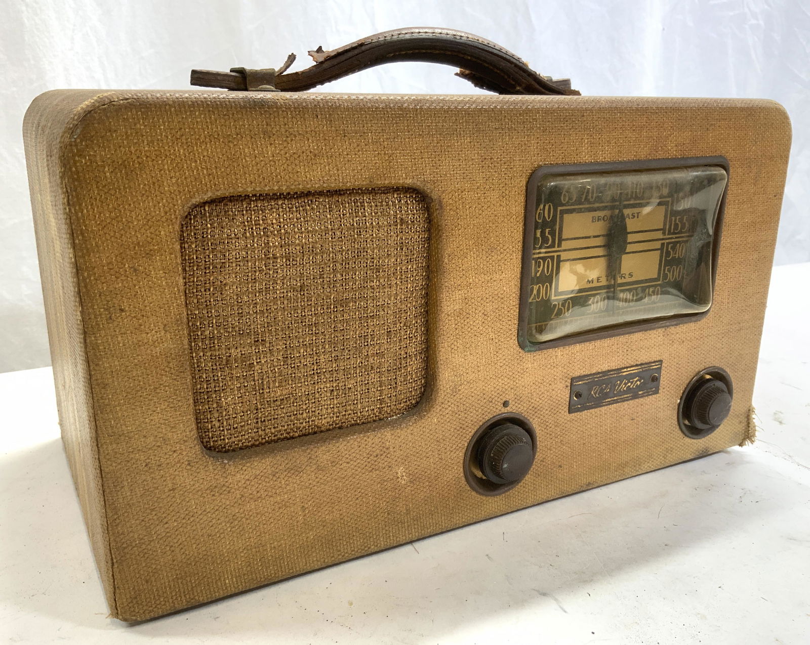 RCA VICTOR Vintage Radio W Handle (1 of 9)
