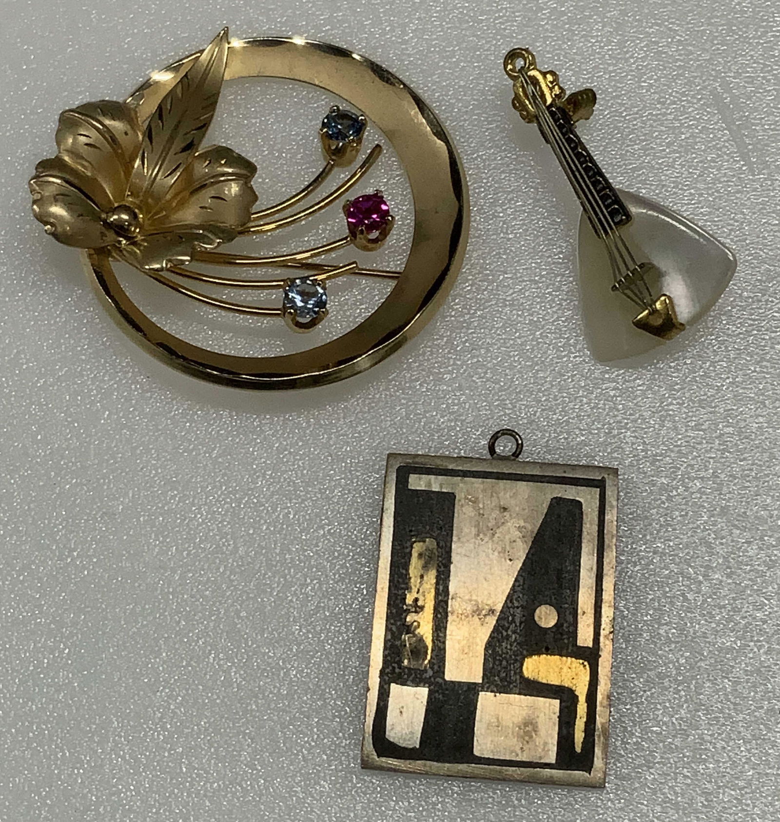 Lot 3 Gold Toned Brooch & Pendant (1 of 4)