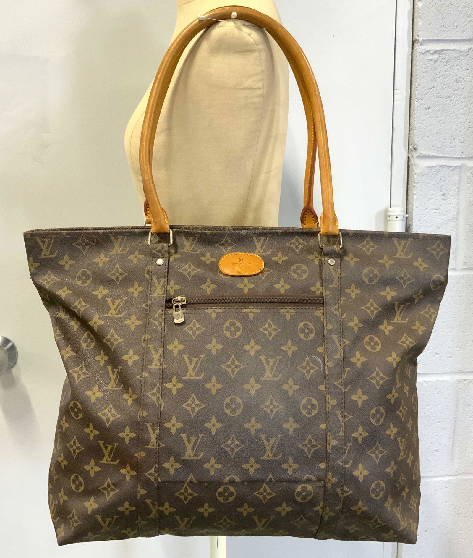 LOUIS VUITTON Monogram Tote Bag, France (1 of 6)