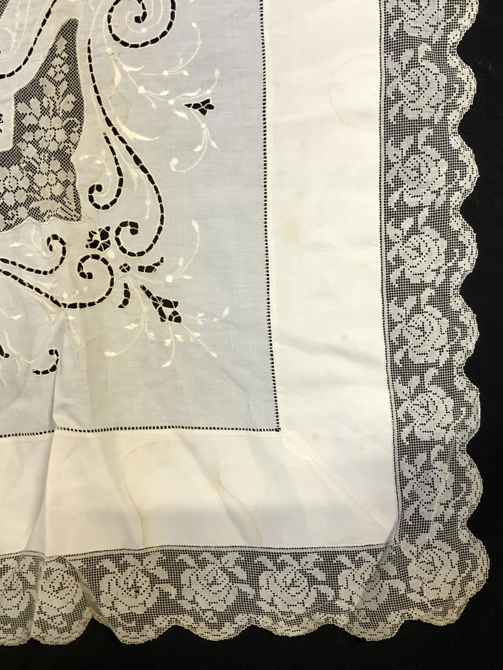 Vintage Linen and Tat Formal Tablecloth (1 of 5)