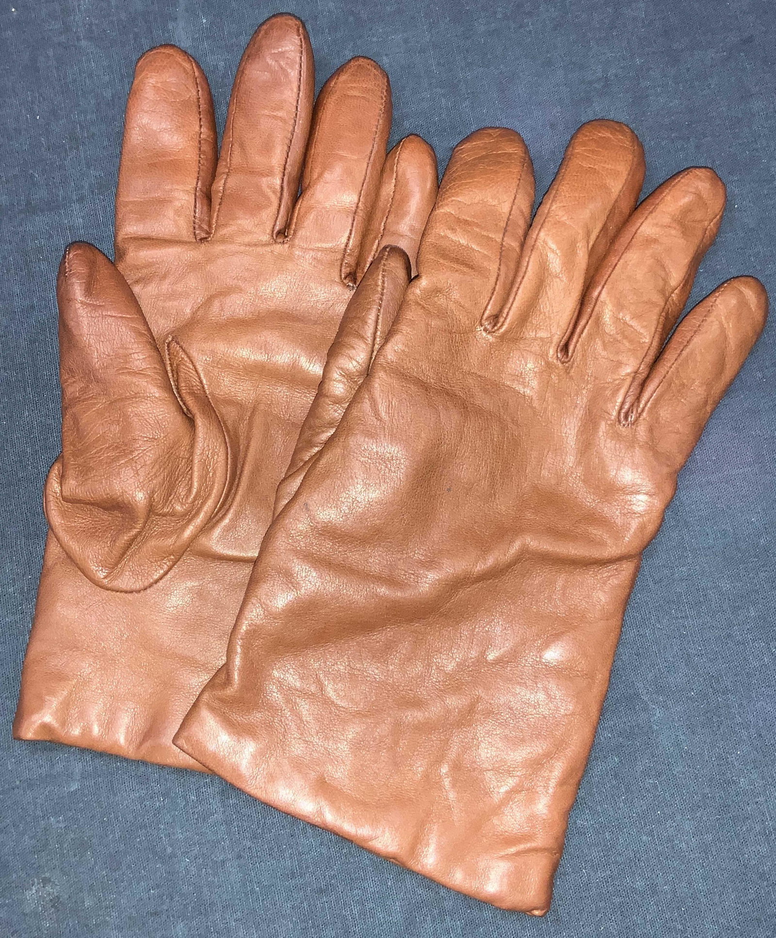 Vera Pelle Genuine Leather & Cashmere Gloves Italy: Pair of Genuine leather gloves with cashmere lining. Marked on tags Vera Pelle, Genuine Leather, Pure Cashmere, Made in Italy. Size 7 1/2. Approximately 8.25 inches long. Vera Pelle Leather gloves, Ge