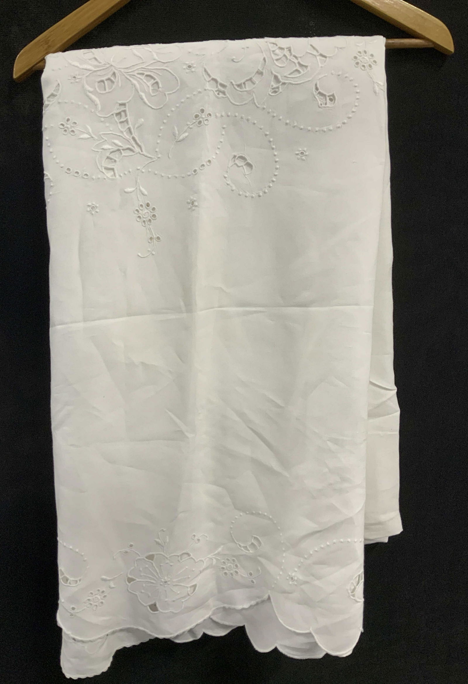 Vintage White Linen Flower Round Tablecloth (1 of 5)