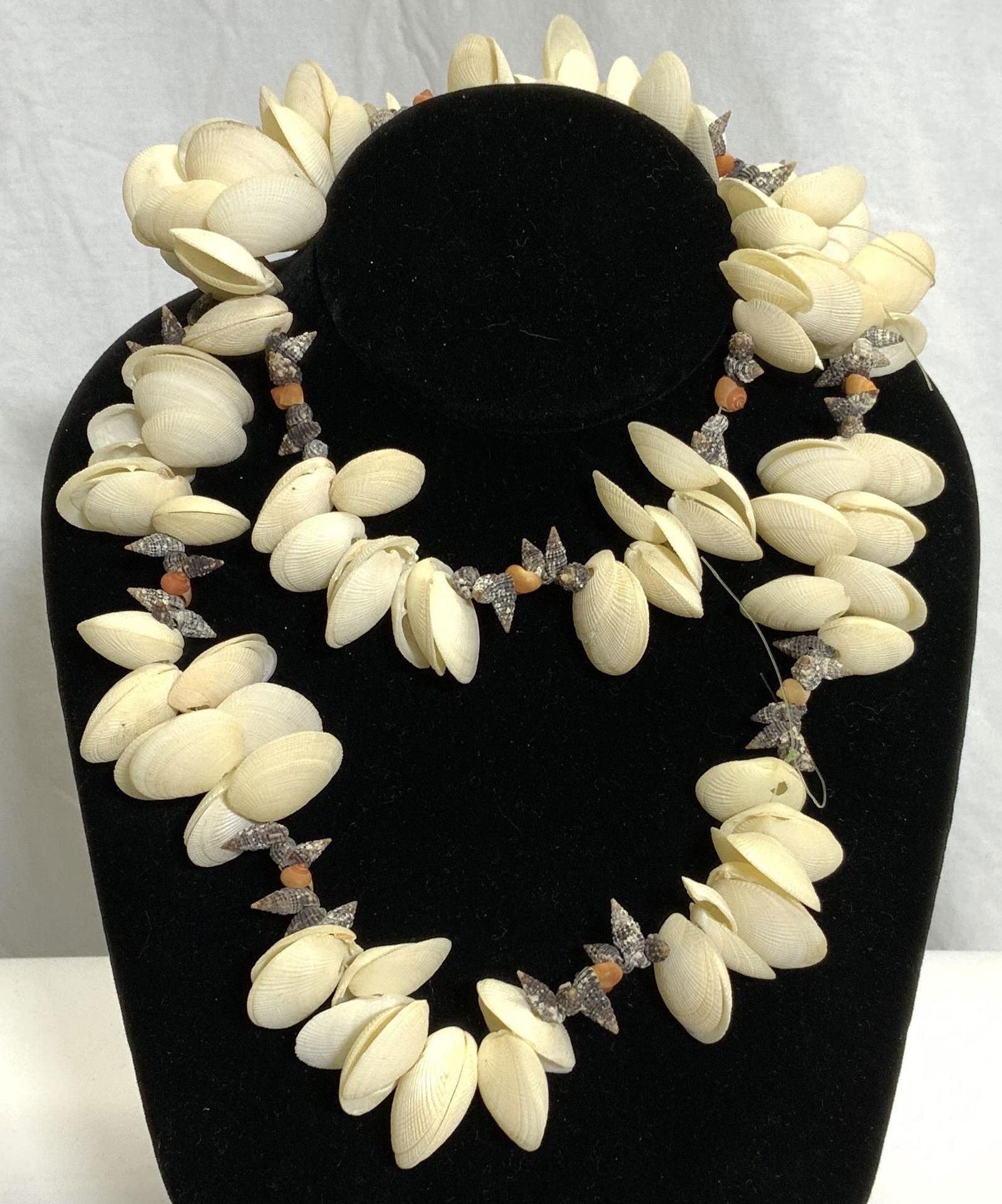 Lot 2 Vintage Seashell Necklaces (1 of 7)