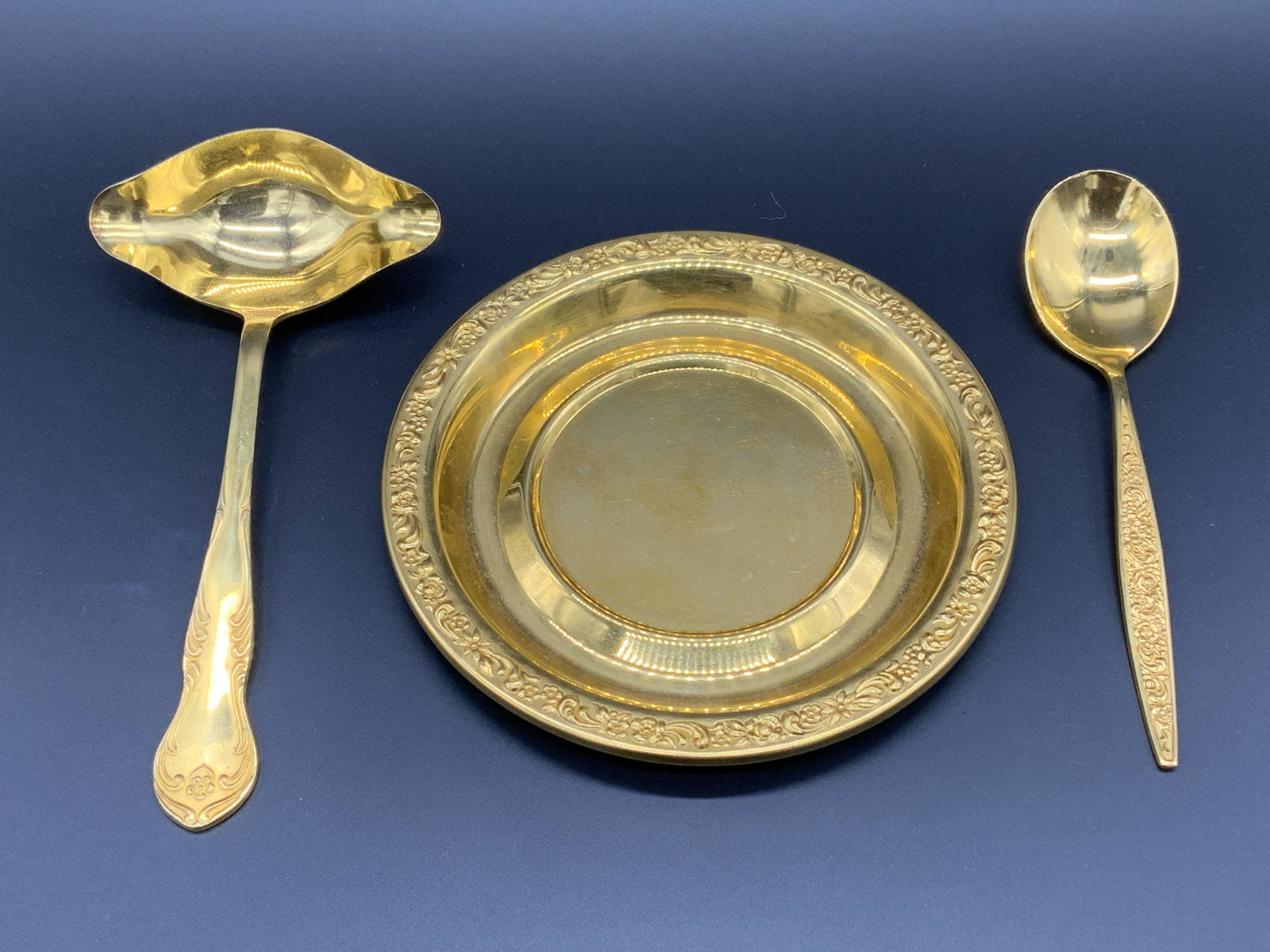 Lot 3 COMMUNITY & DORAL Vtg Gold Tone Flatware: Lot of 3 ornate gold tone flatware pieces. One gold tone metal spoon with floral embossed metalwork on handle. Signed COMMUNITY on reverse with illegible marking, possibly trademark. Spoon measures ap
