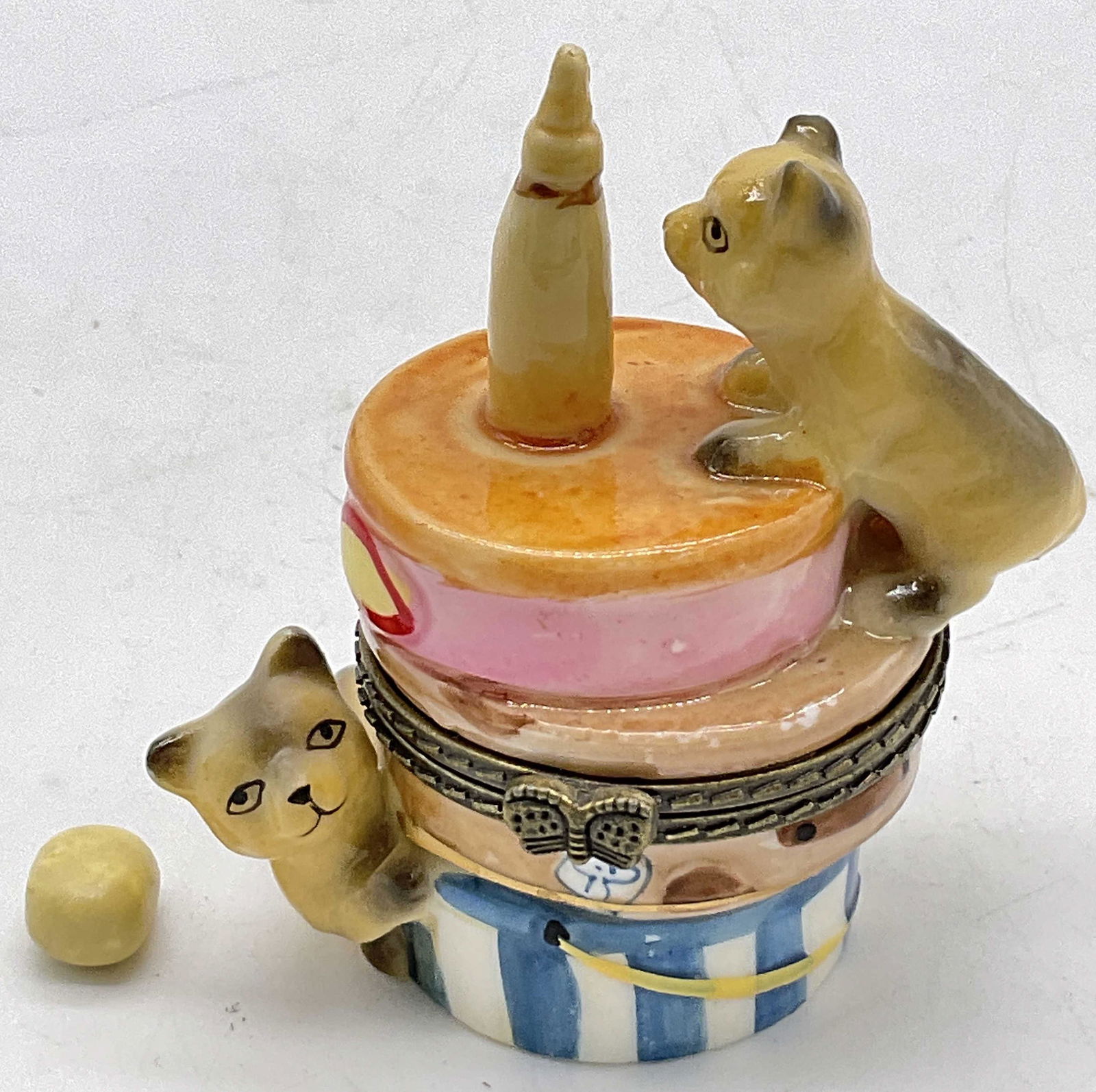 Porcelain Pill Box with 2 Cats Climbing (1 of 7)