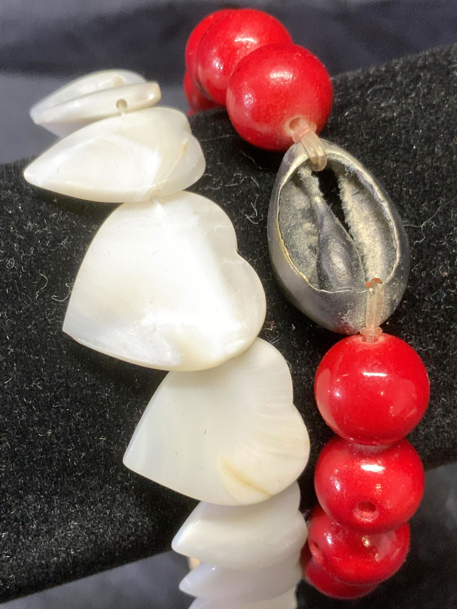 Lot 2 Pearlescent Necklace & Red Beaded Bracelet (1 of 5)