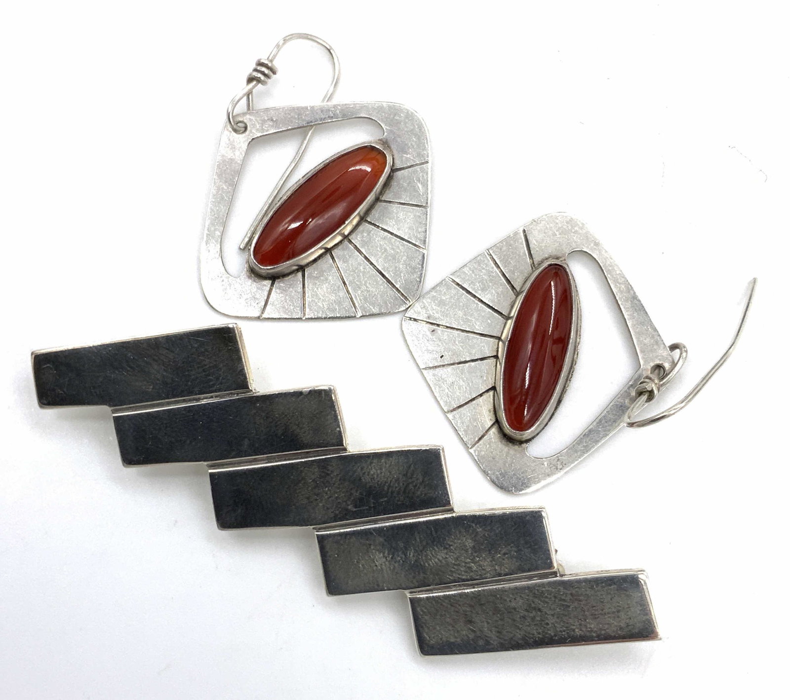 Vntg STERLING SILVER Brooch & Carnelian Earrings: A set consisting of a sterling silver brooch and earrings. Can be worn together or separately. The brooch is crafted into a jagged geometric form resembling a bolt of lightening. Reverse possesses a m