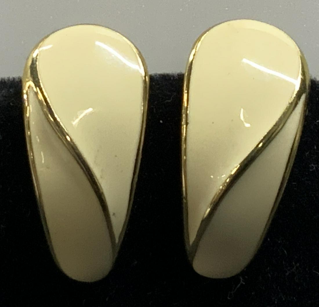 TRIFARI Clip On Cream & Gold toned Earrings: TRIFARI Clip On Cream & Gold toned Earrings, measure approx 1 inch. Property of Palm Beach, FL Estate. Chunky jewelry, statement Jewelry, vintage jewelry, contemporary jewelry, Signed designer jewelry
