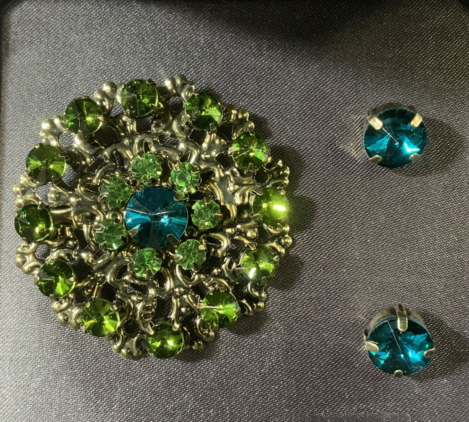 Matching Rhinestone Brooch and stud earrings, NIB (1 of 5)
